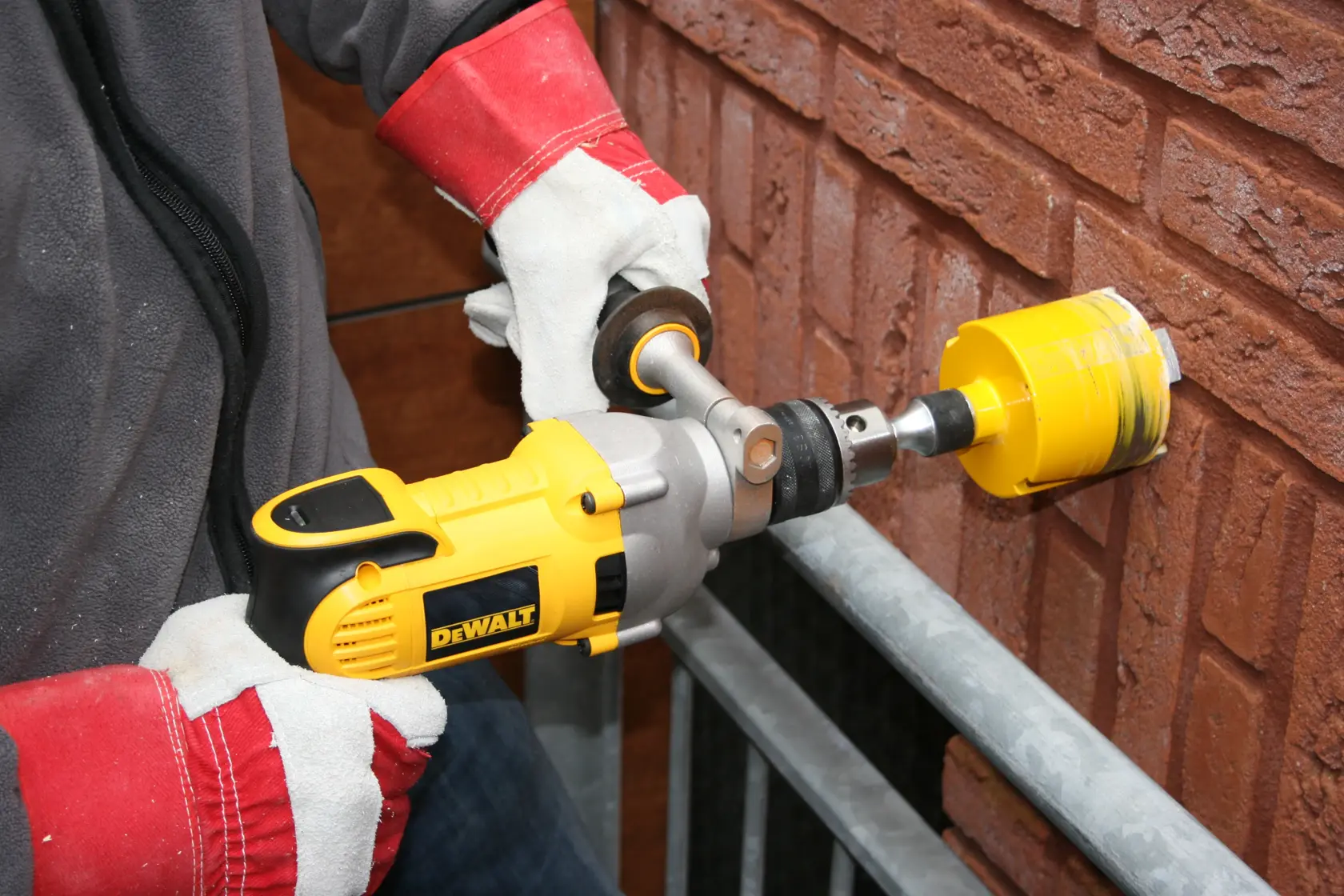 Une perceuse électrique DEWALT D21570K avec une poignée latérale et un design jaune et noir.