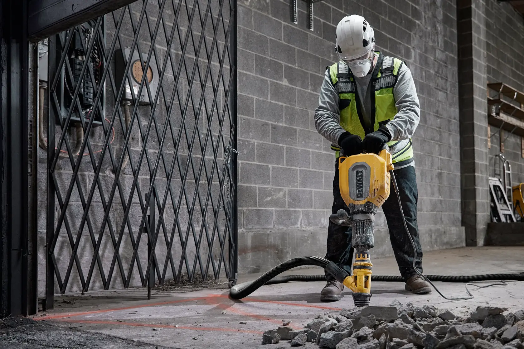 Nahaufnahme des DEWALT D25911K Werkzeugs mit dem hinteren Hauptgriffdesign, dem Wort 'BRUSHLESS' am Griff und gelbem Text unten mit der Aufschrift 'REAR MAIN HANDLE DESIGN'.