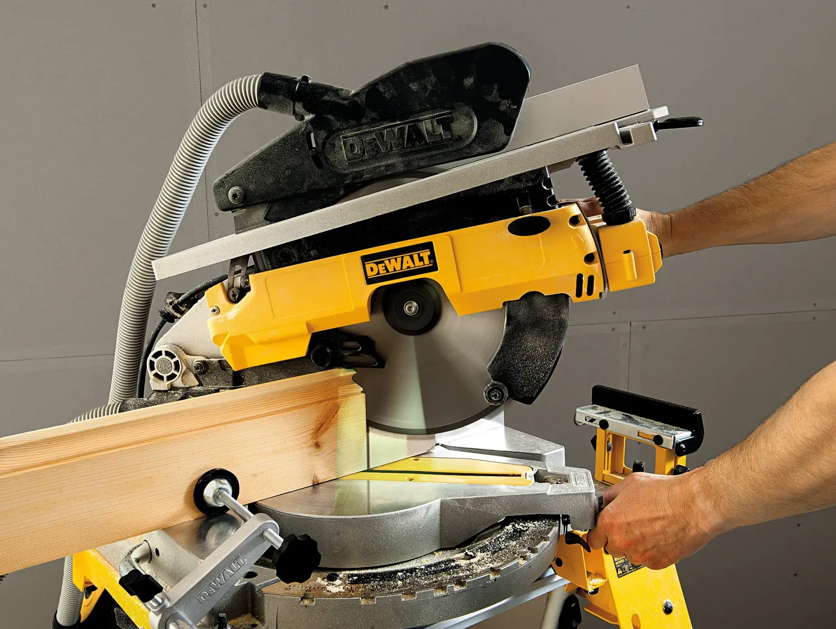 1.600 Watt Tisch-, Kapp- und Gehrungssäge 305mm