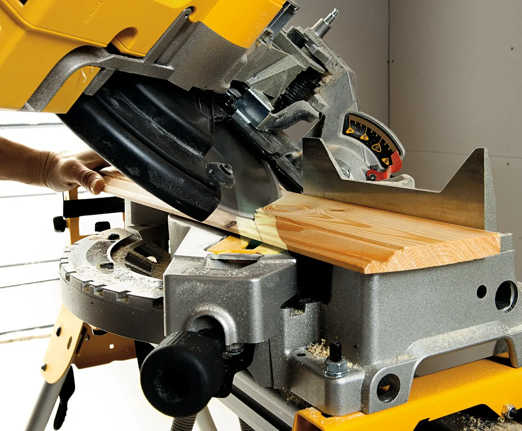 1.600 Watt Tisch-, Kapp- und Gehrungssäge 305mm