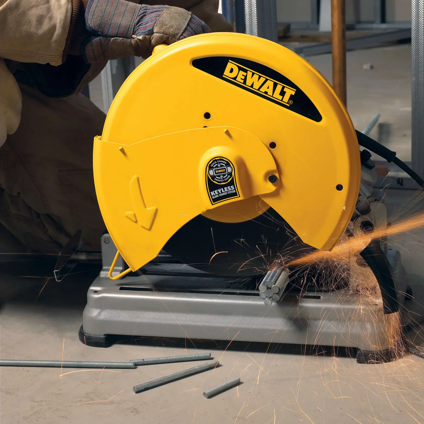 Eine DEWALT Schneidemaschine im Einsatz, die Metallstangen schneidet und Funken erzeugt. Die Maschine ist gelb mit DEWALT-Logo und wird von einer behandschuhten Hand bedient.