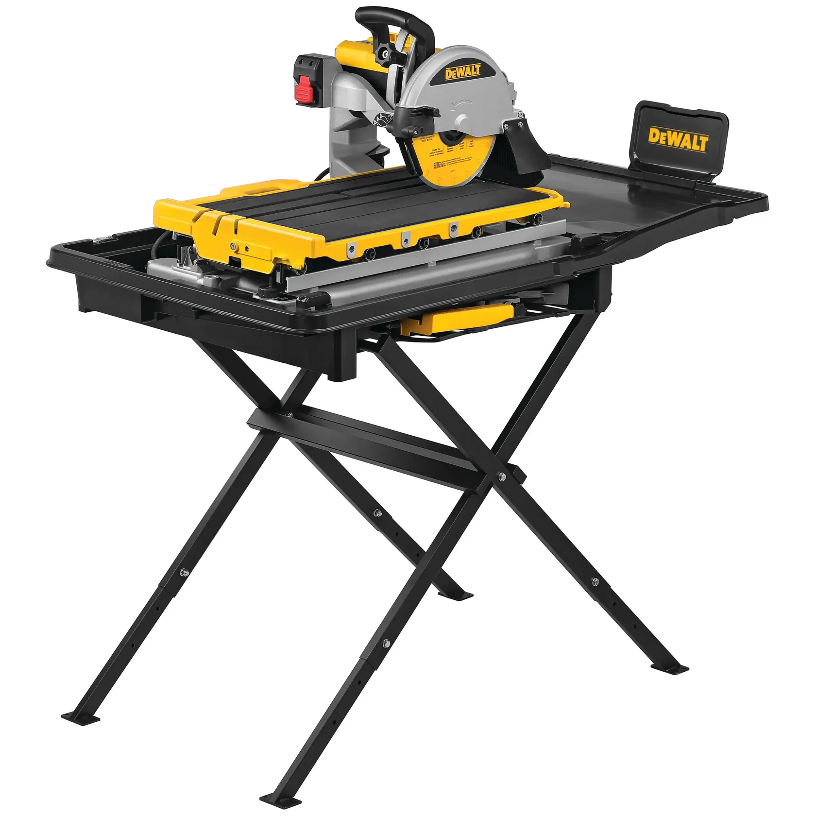 Eine Person bedient eine DEWALT D36000-QS Nassfliesensäge in einem hellen Raum und schneidet eine große Fliese, während Wasser auf die Arbeitsfläche spritzt.