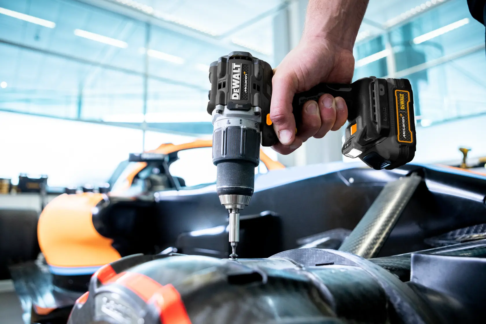 18V XR Akku-Schlagbohrschrauber (bürstenlos) inkl. 2x Powerstack Akku (18 Volt / 1,7 Ah) mit Pouch-Akku Technologie im McLaren Design