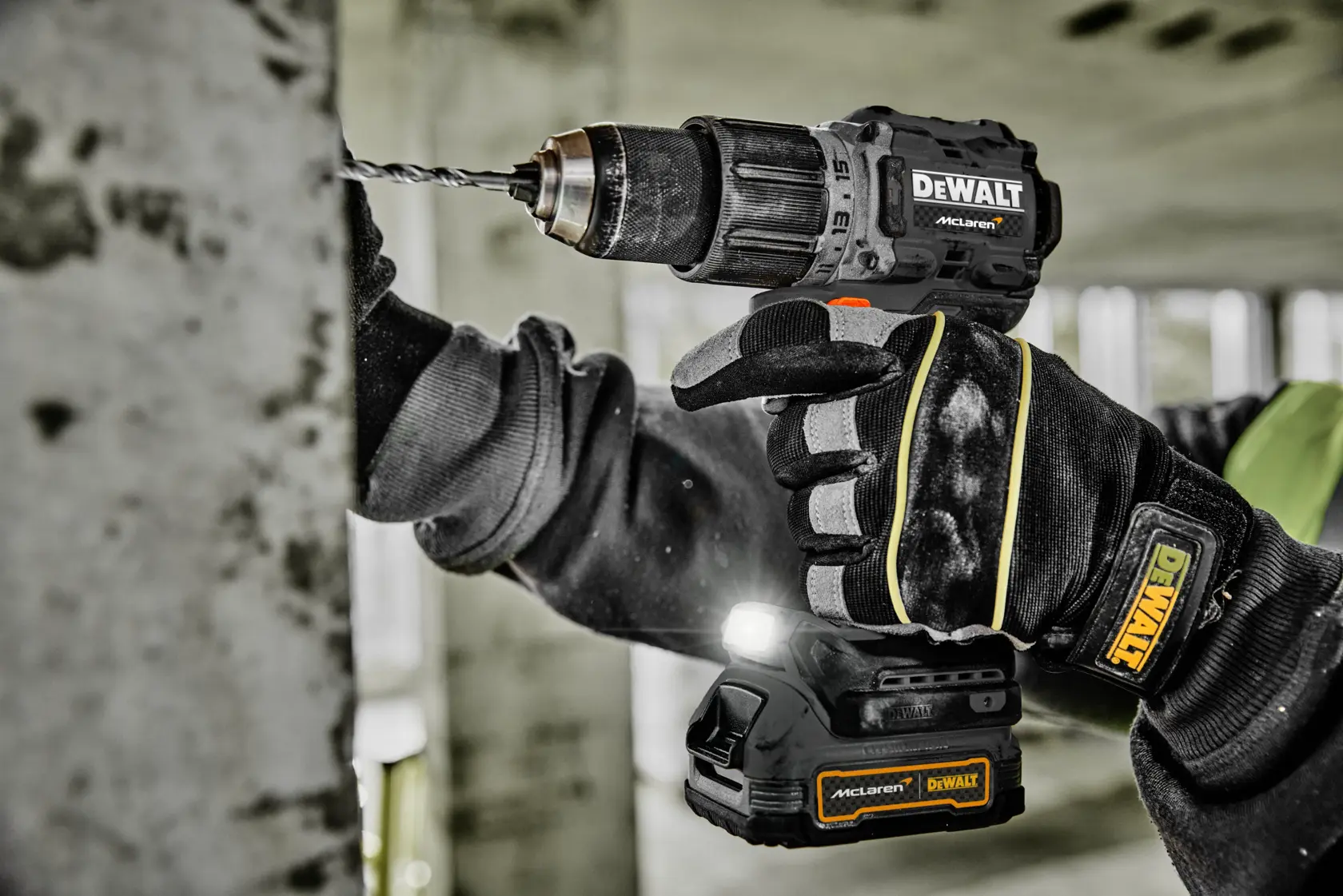 18V XR Akku-Schlagbohrschrauber (bürstenlos) inkl. 2x Powerstack Akku (18 Volt / 1,7 Ah) mit Pouch-Akku Technologie im McLaren Design