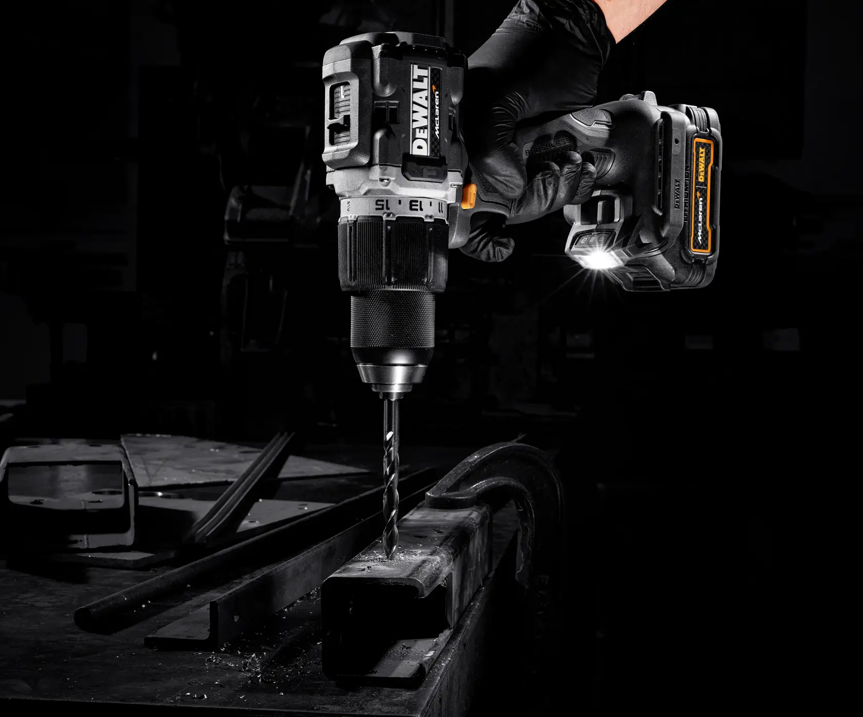 18V XR Akku-Schlagbohrschrauber (bürstenlos) inkl. 2x Powerstack Akku (18 Volt / 1,7 Ah) mit Pouch-Akku Technologie im McLaren Design