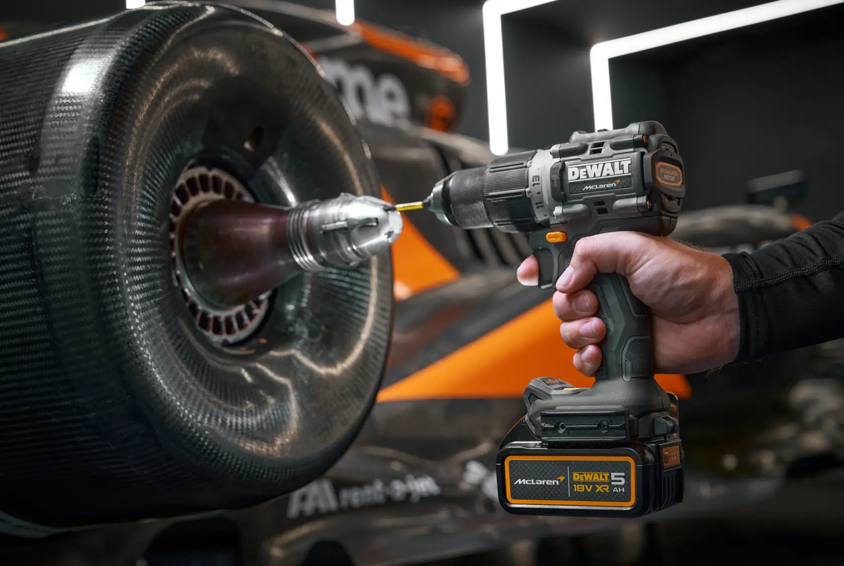 DEWALT x McLaren F1 Team 18V XR Akku-Schlagbohrschrauber - 2 x 5Ah