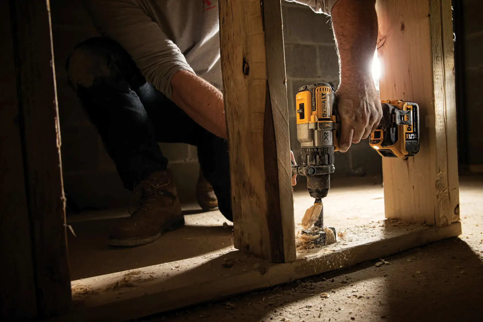 Ein DEWALT DCD996P2 20V Max XR Akku-Bohrmaschine mit schwarz-gelbem Gehäuse, Zusatzgriff und Lithium-Ionen-Akku. Die Bohrmaschine weist Kennzeichnungen für 5AH, Herstellung in den USA und XR-Technologie auf.