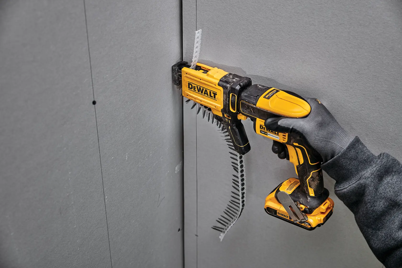 Adaptador para parafusadeira de drywall DEWALT DCF6202, mostrado em perfil lateral com corpo amarelo e preto, projetado para uso com ferramentas elétricas DEWALT compatíveis.