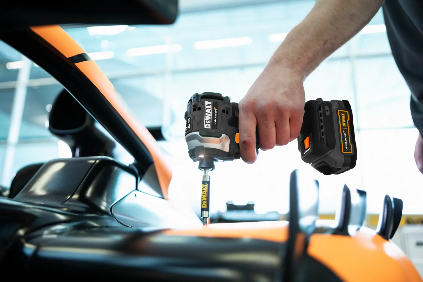 18V XR Akku-Schlagschrauber 1/4" (bürstenlos), max. 206 Nm, inkl. 2x Powerstack Akku (18 Volt / 1,7 Ah) mit Pouch-Akku Technologie im McLaren Design