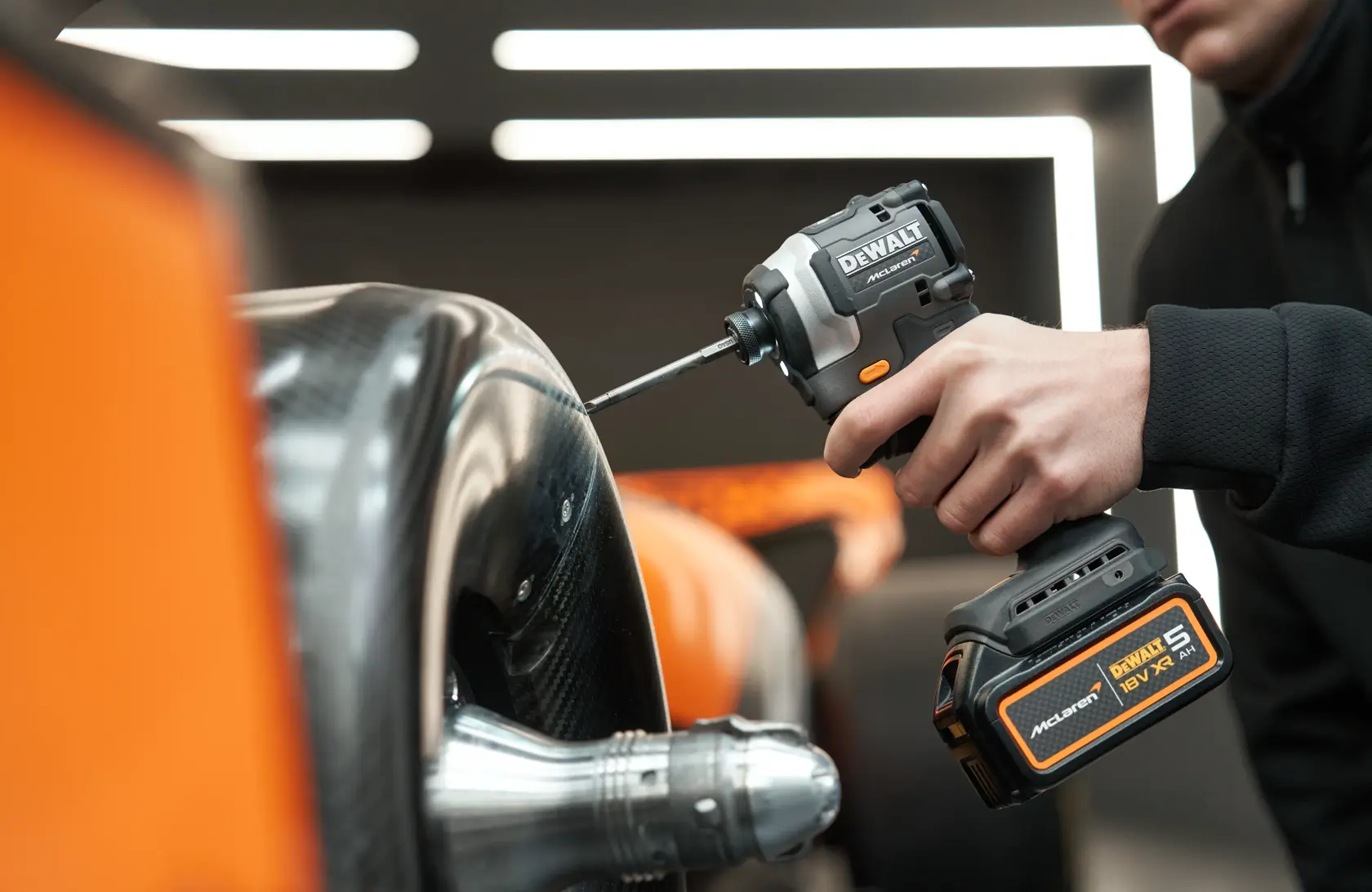 DEWALT x McLaren F1 Team 18V XR Schlagschrauber - 2 x 5Ah