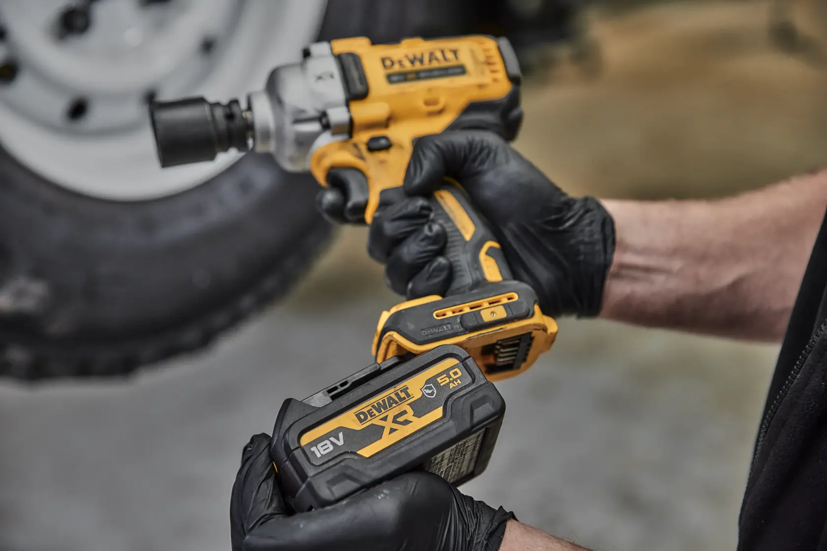 DEWALT® 18V XR® Brushless 1/2" Akku-Mittelklasse-Drehschlagschrauber mit Hogringe-Aufnahme (ohne Akku)