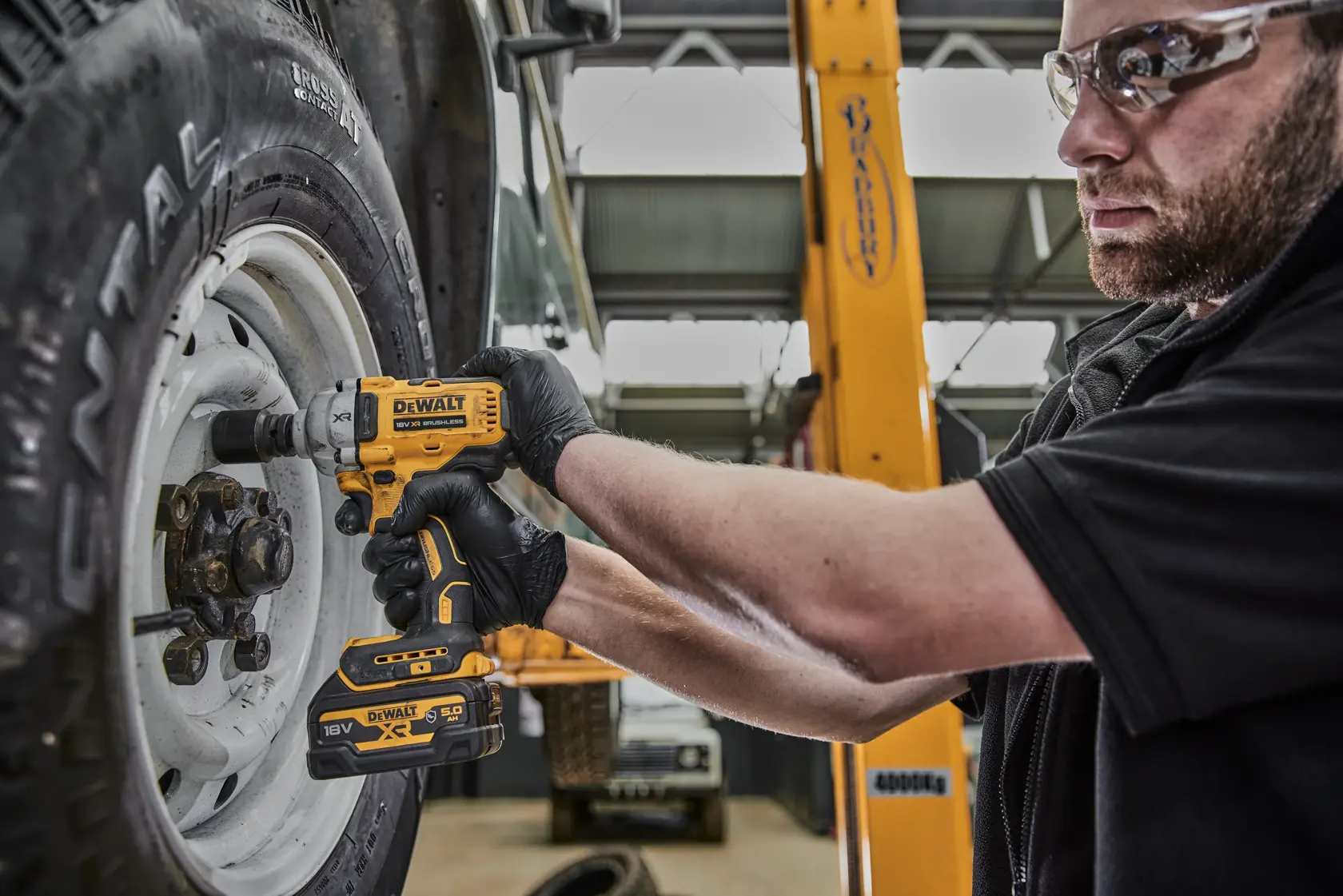 DEWALT® 18V XR® Bürstenloser 1/2" Akku-Mittel-Torque-Schlagschrauber mit Schweinsring - 2 x 5Ah Akku Automobil