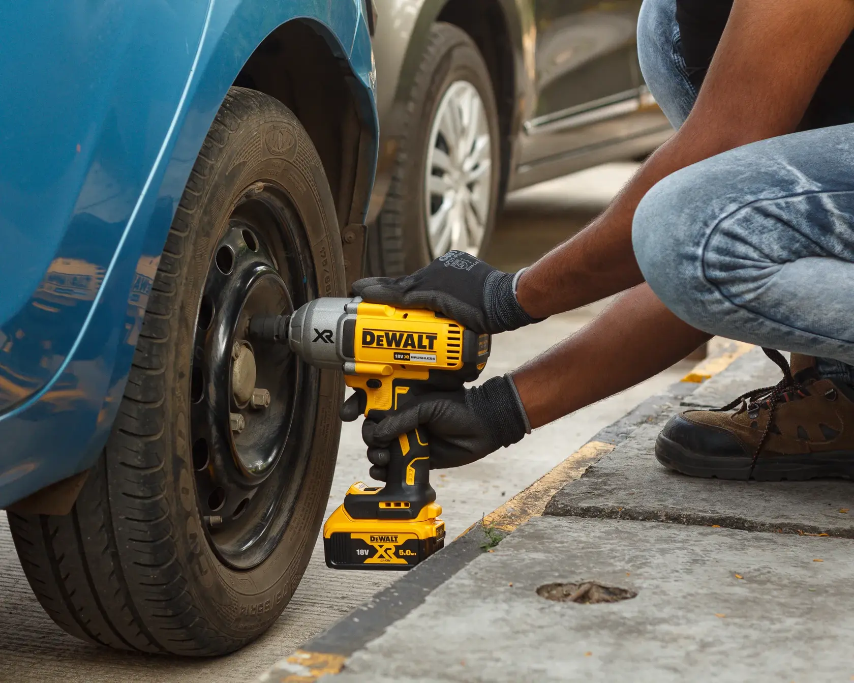 Nahaufnahme eines DEWALT 20V MAX XR Akku-Schlagschraubers, der das Metall- und gelbe Gehäuse sowie die Drehmomentspezifikationen auf gelbem Hintergrund zeigt: bis zu 700 ft-lbs maximales Drehmoment und 1200 ft-lbs maximales Losbrechdrehmoment.