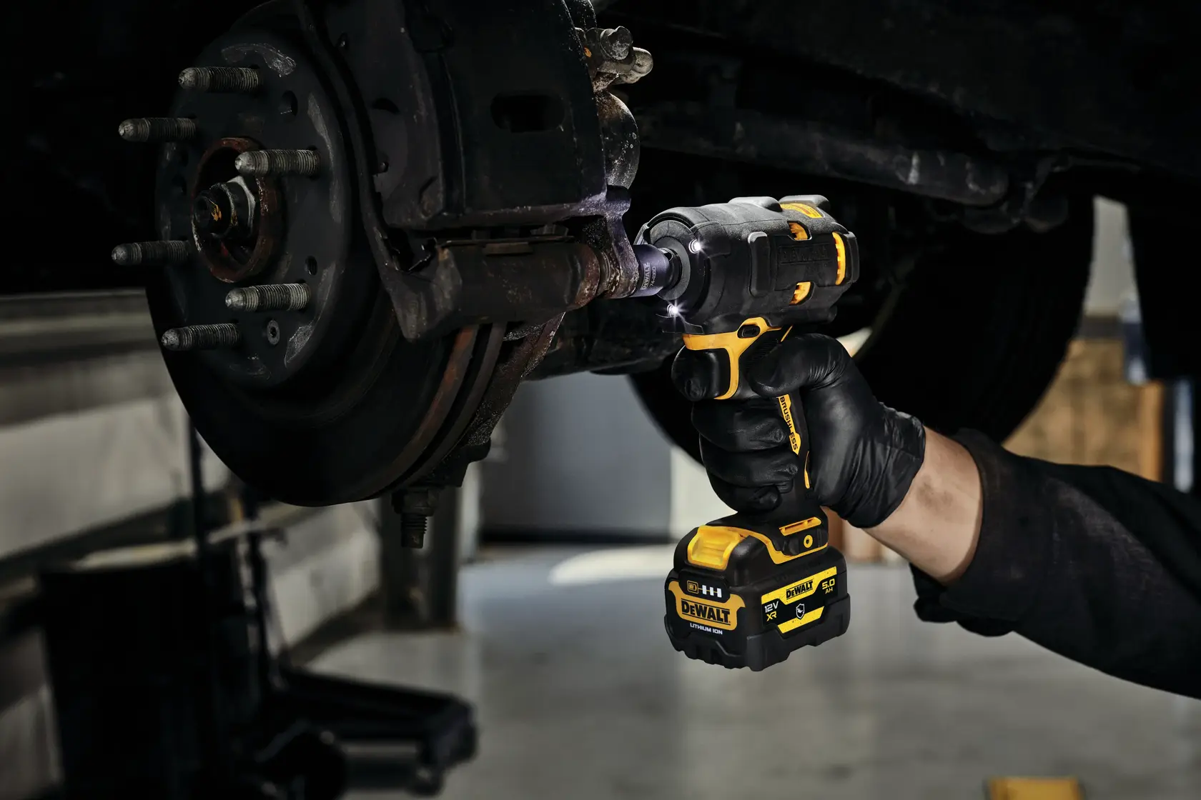 12 Volt / 5 Ah Akku-Schlagschrauber (3/8") mit 340 Nm, in spezieller Automotive- und Industrieausführung