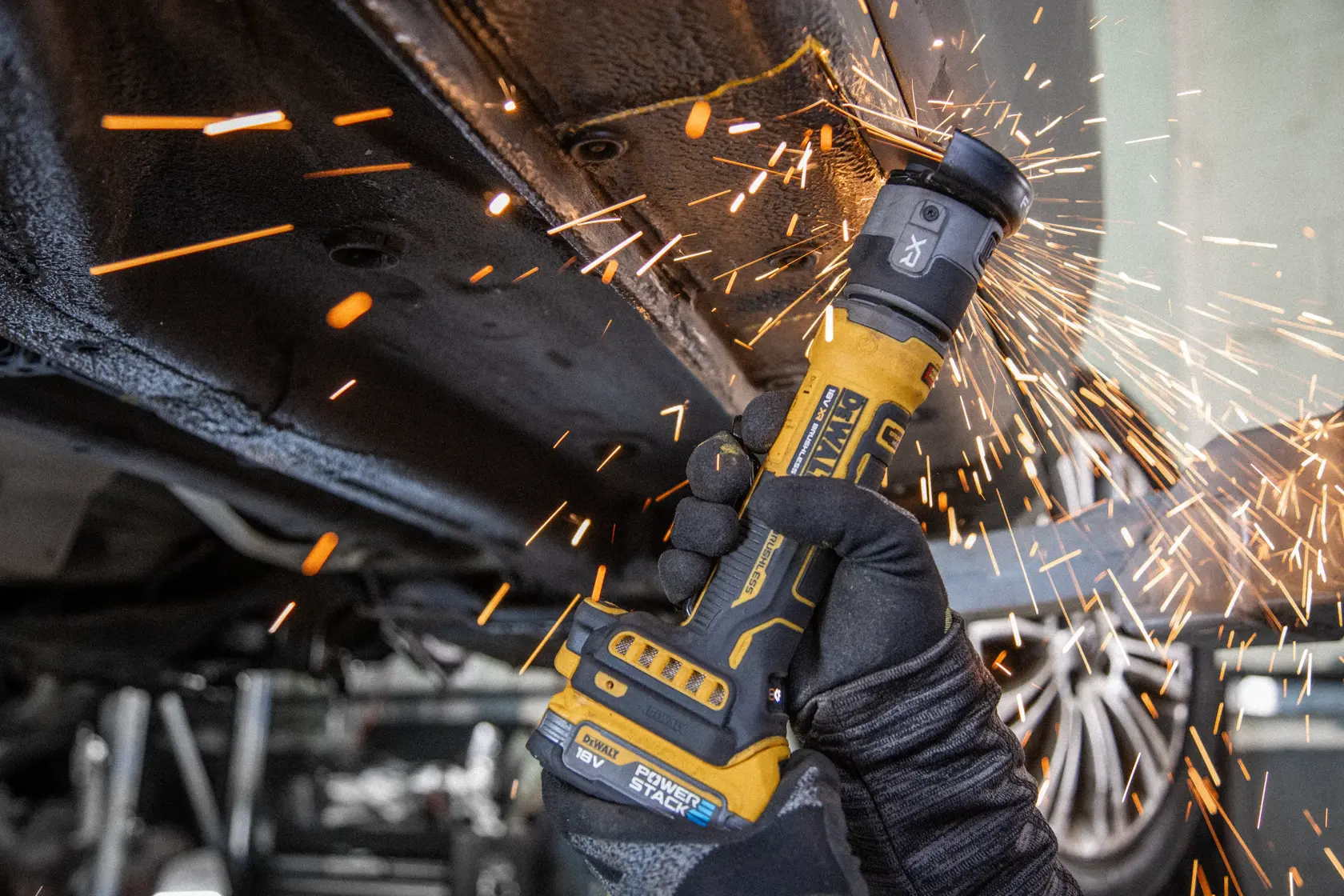 DEWALT DCG430N-XJ, DCG430N Schleifer schneidet Metall mit Funken. Kategorie Fotografie.