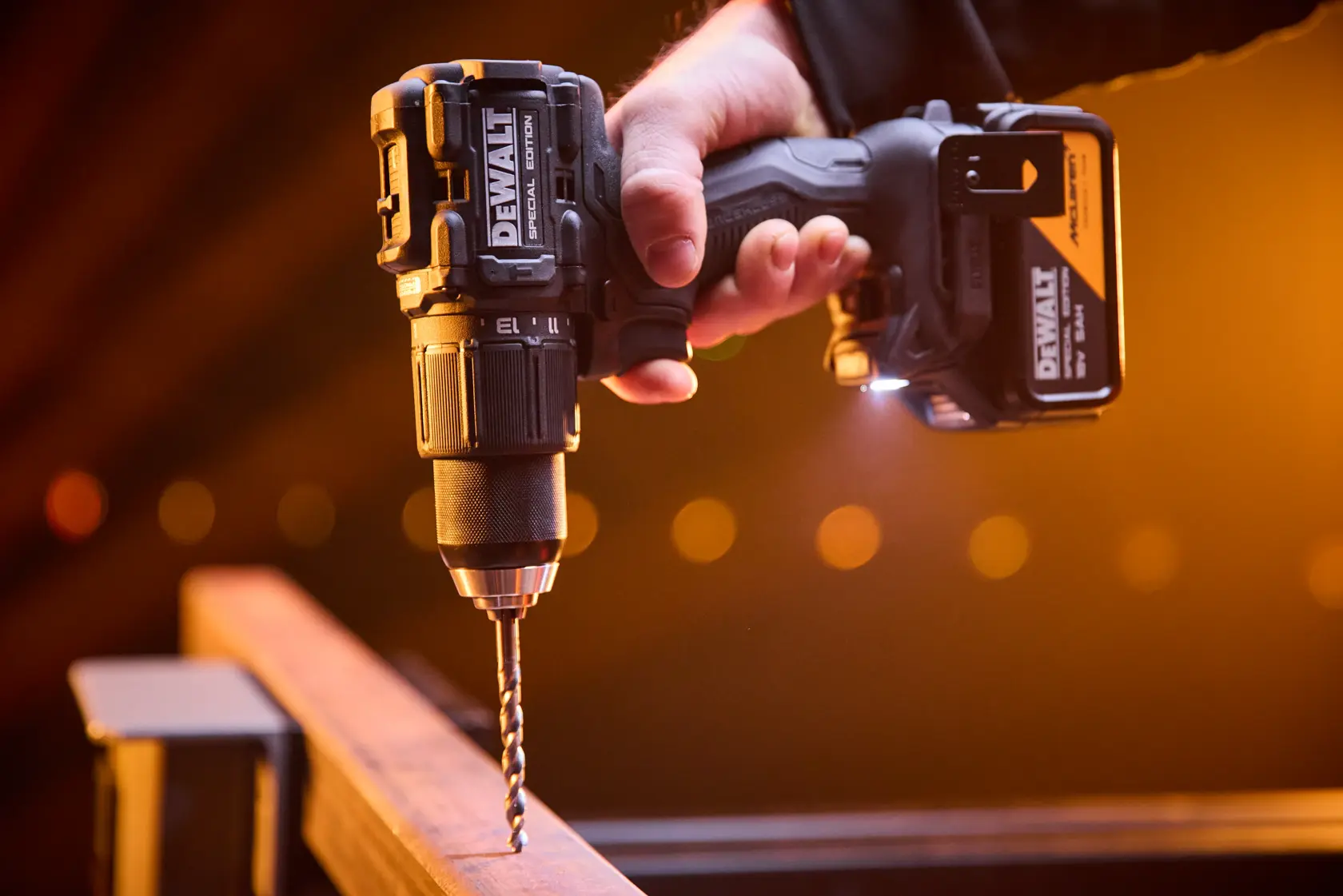 Taladro DEWALT en uso para fotografía; SKUs DCK2222MP2T, DCK2222MP2T-QW visibles en imagen.