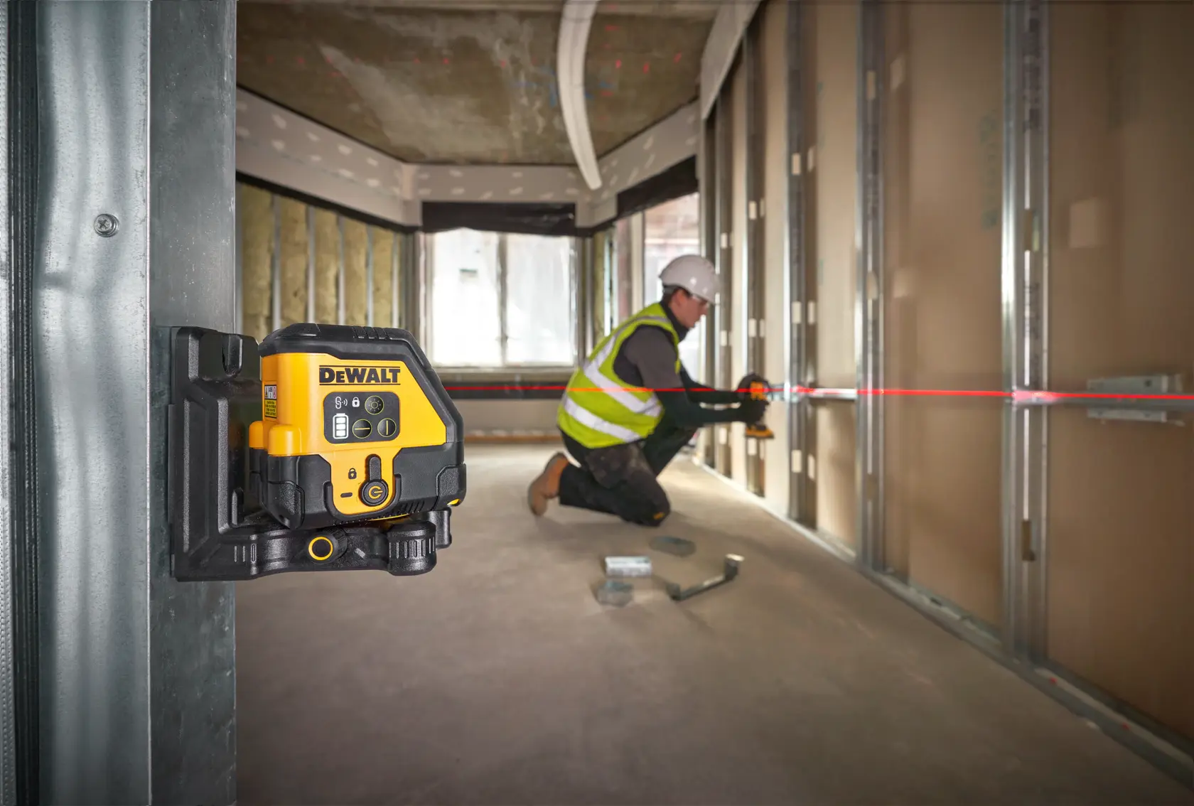 Kit de niveau laser DEWALT comprenant un appareil de niveau laser noir et jaune, une mallette de transport robuste avec poignée et logo DEWALT, un câble de chargement USB-C jaune et une règle en métal.