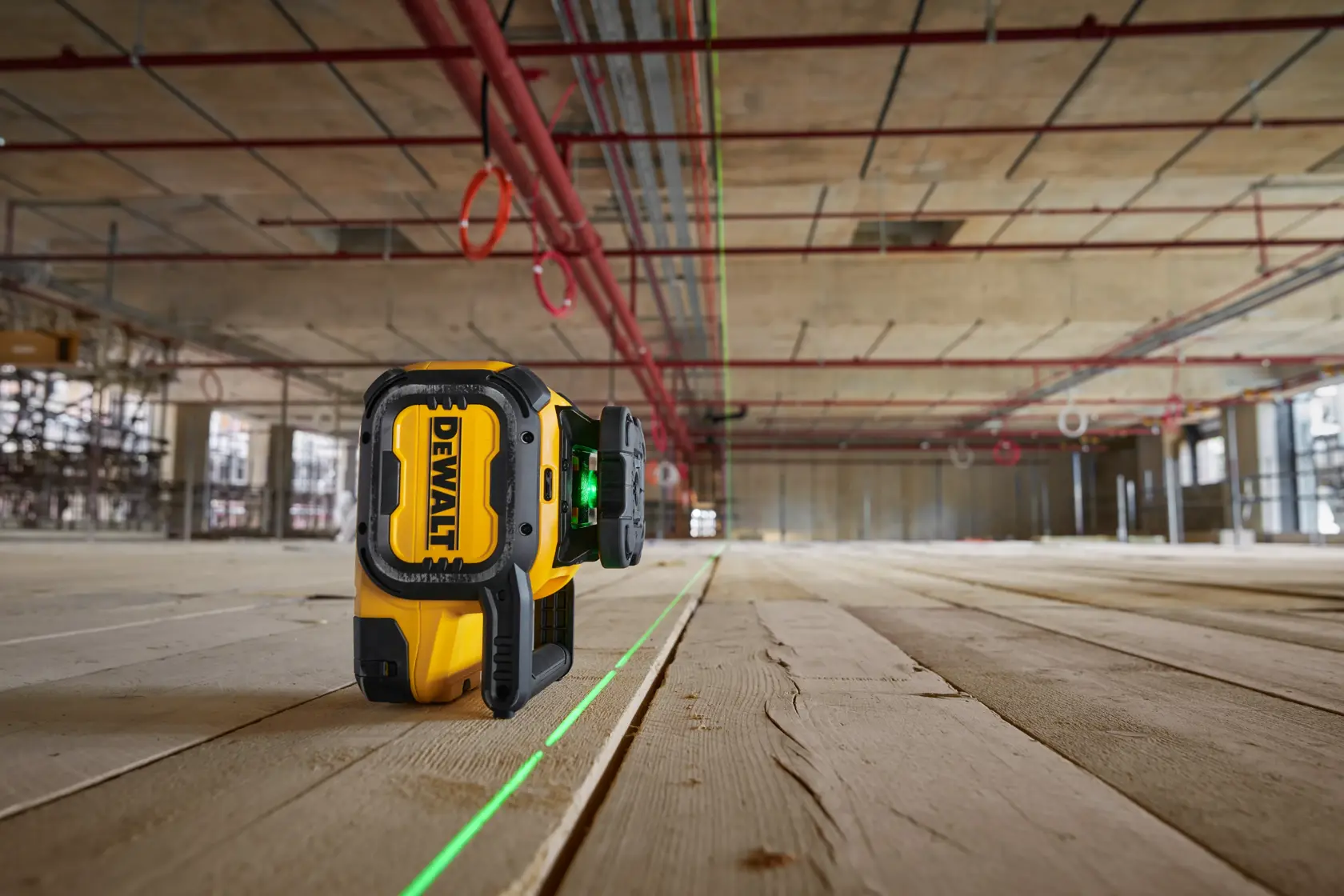 DEWALT grünes Laser-Fotowerkzeug DCLE15221G-QW, DCLE15221G auf Holzboden Baustelle.