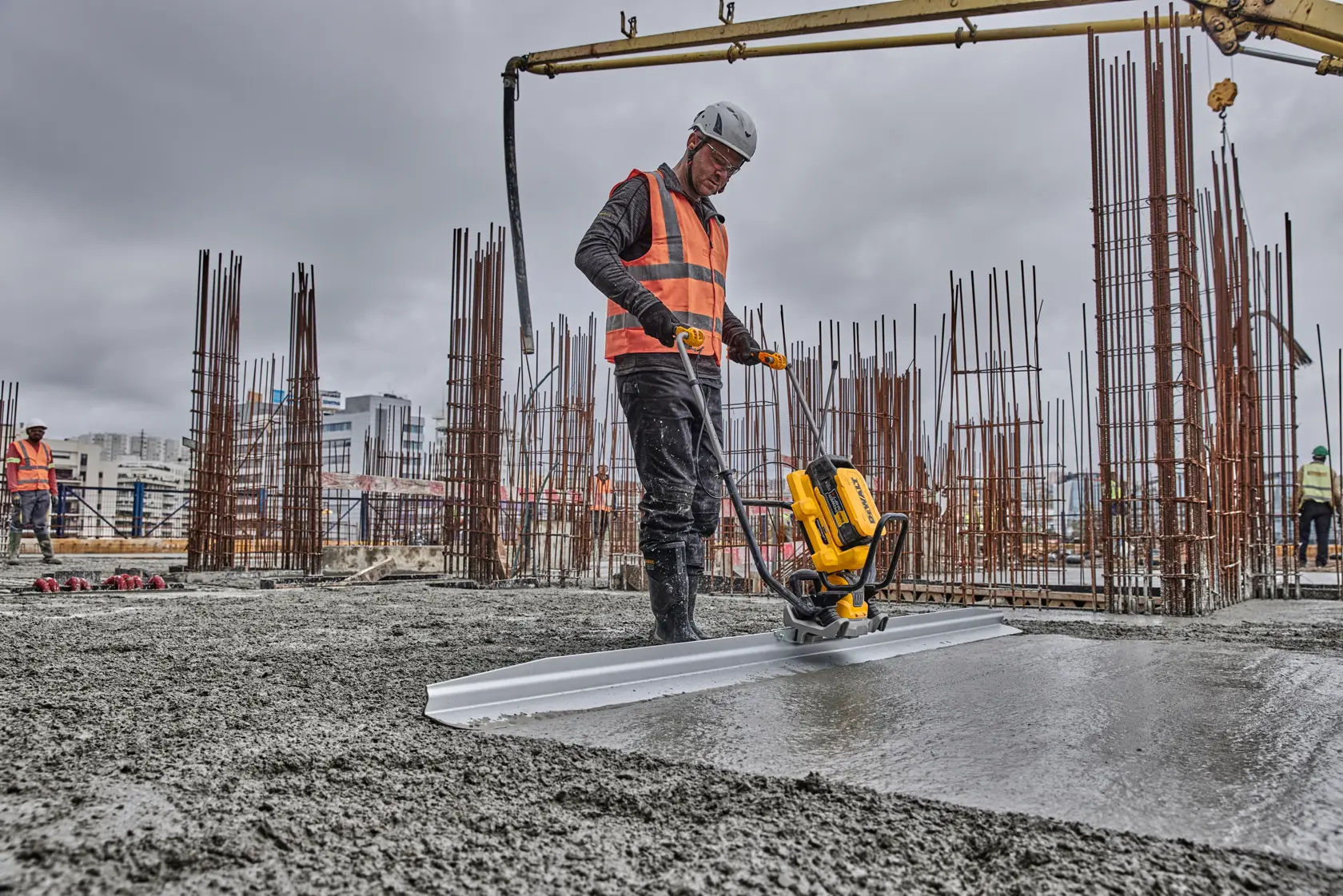 DEWALT POWERSHIFT Akku-Vibrations-Glättbohle