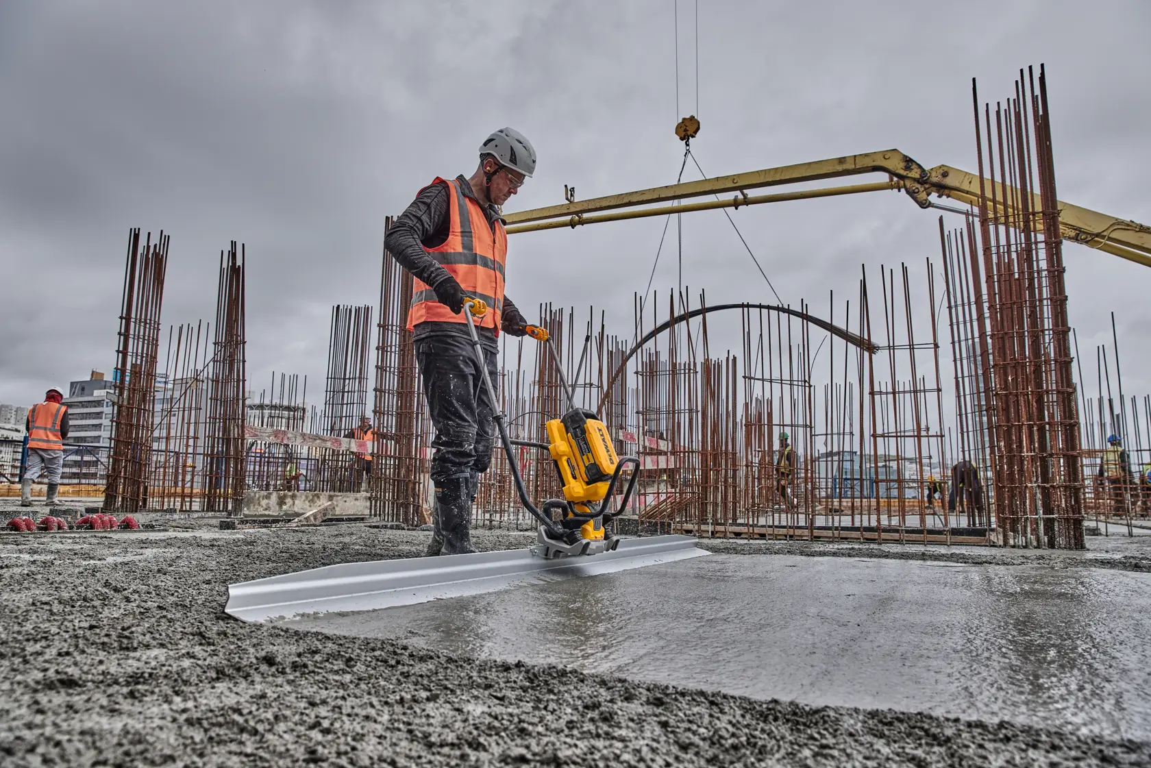 DEWALT POWERSHIFT Akku-Vibrations-Glättbohle