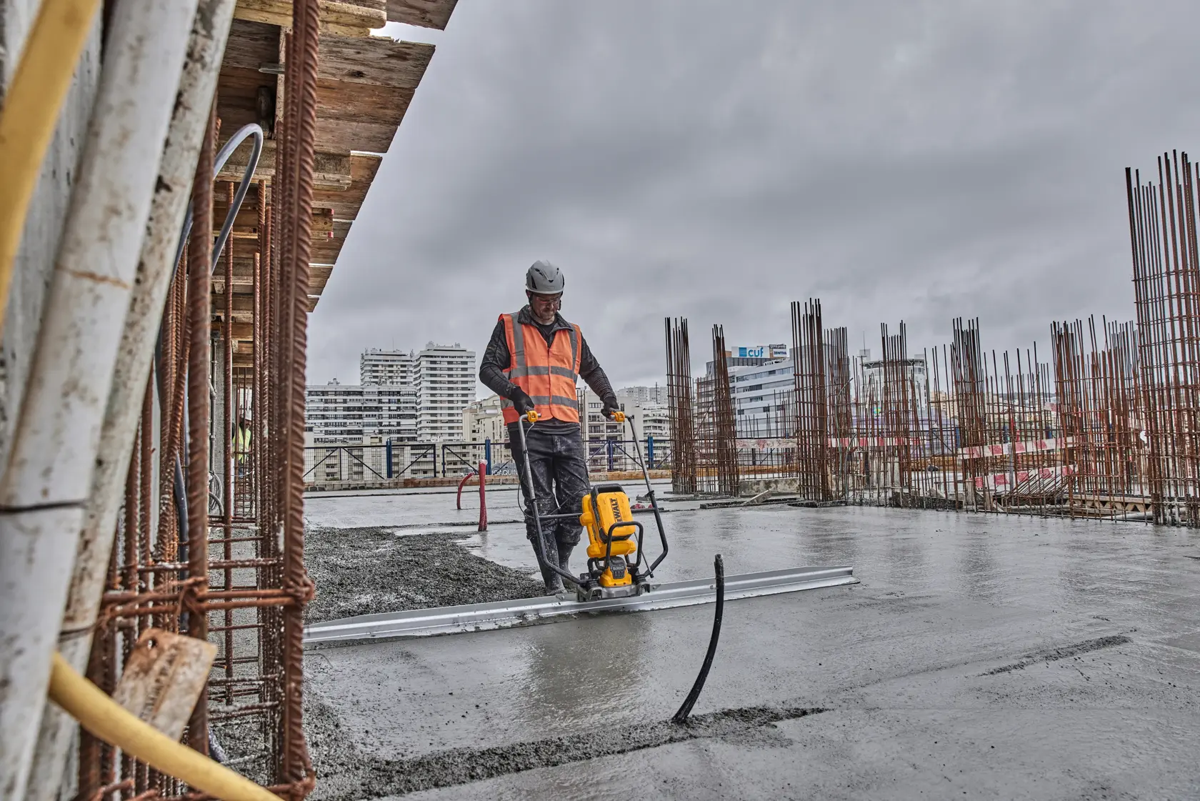 DEWALT POWERSHIFT Akku-Vibrations-Glättbohle