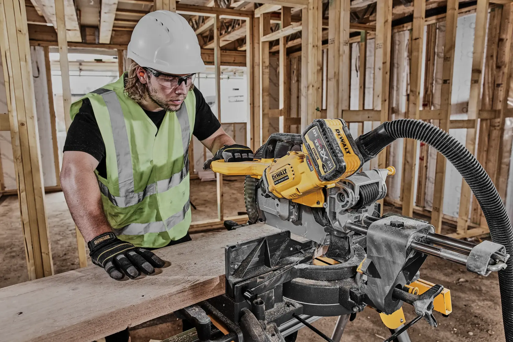 Grafik mit DEWALT XTREME Sub-Compact Series Branding und dem Slogan 'Kompakt und leistungsstark' auf gelbem Hintergrund.