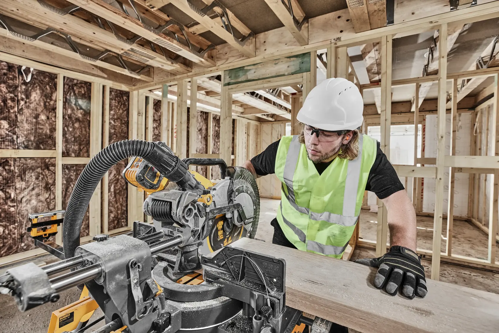 Graphique montrant la marque DEWALT XTREME Sub-Compact Series avec le slogan 'Compact et performance garantie' sur un fond jaune.