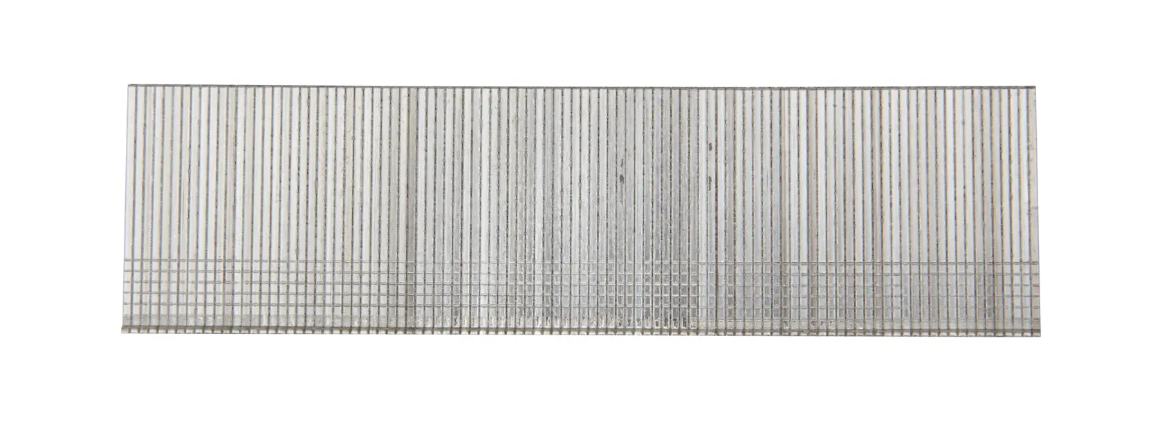 Nahaufnahme eines Streifens silberner Metallnägel, die ordentlich ausgerichtet sind und als Befestigungselemente für Nagelpistolen verwendet werden.