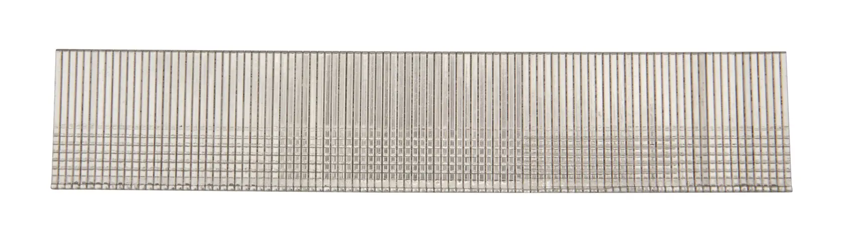 Pack dünner Metallstifte nebeneinander auf weißem Hintergrund.