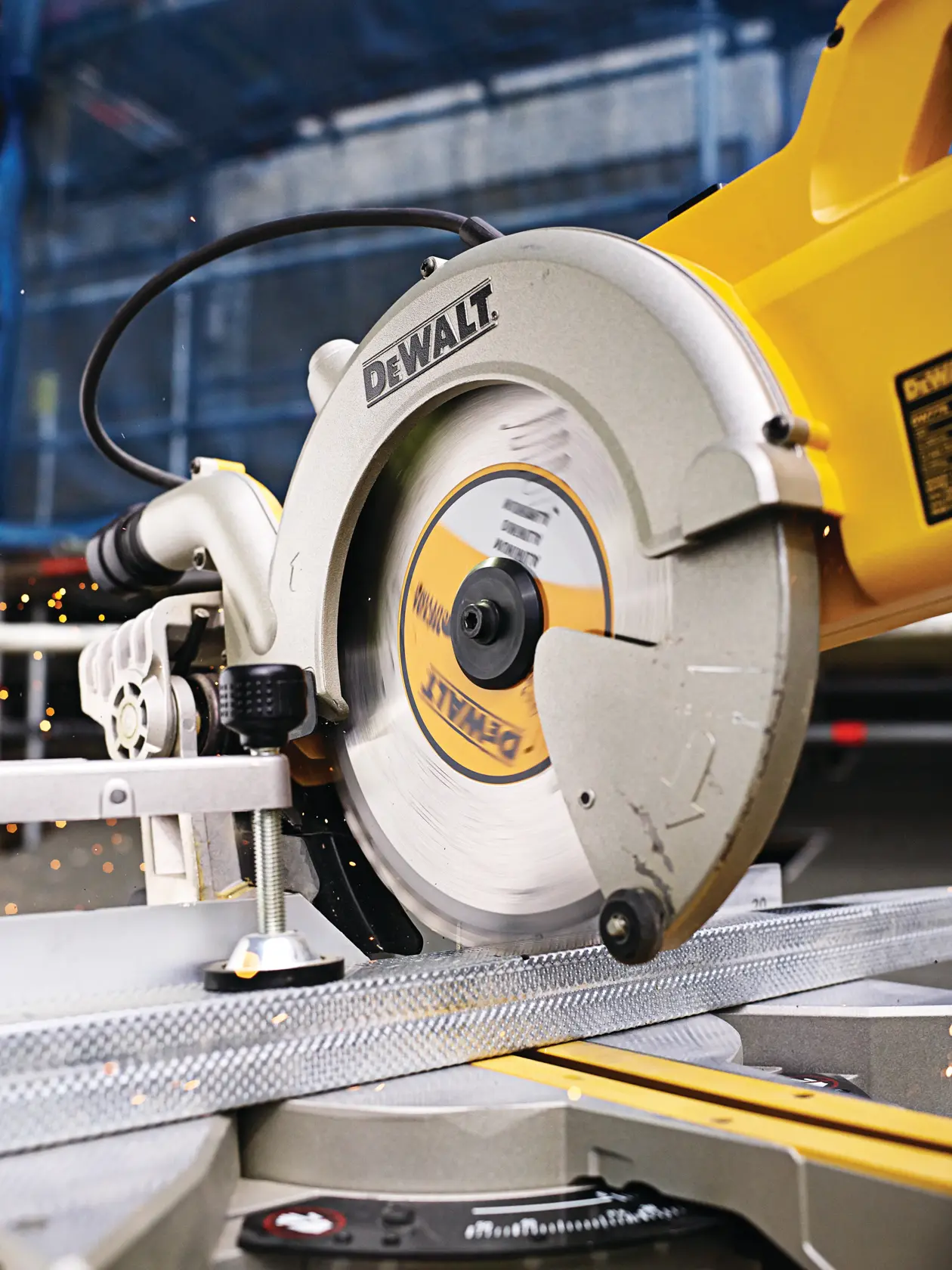 DEWALT Kreissäge schneidet Metall in Werkstatt, Nahaufnahme von Sägeblatt und Funken.
