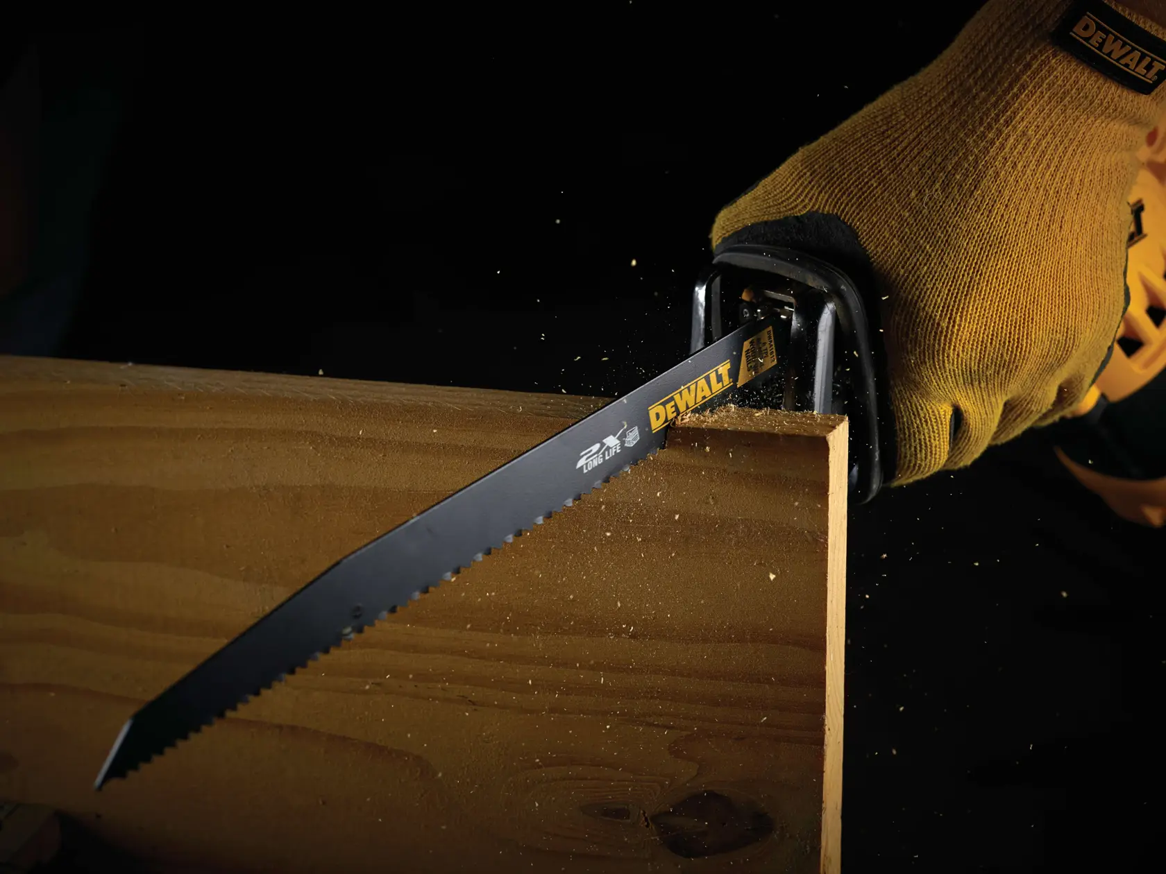 Grafik mit DEWALT XTREME Sub-Compact Series Branding und dem Slogan 'Kompakt und leistungsstark' auf gelbem Hintergrund.
