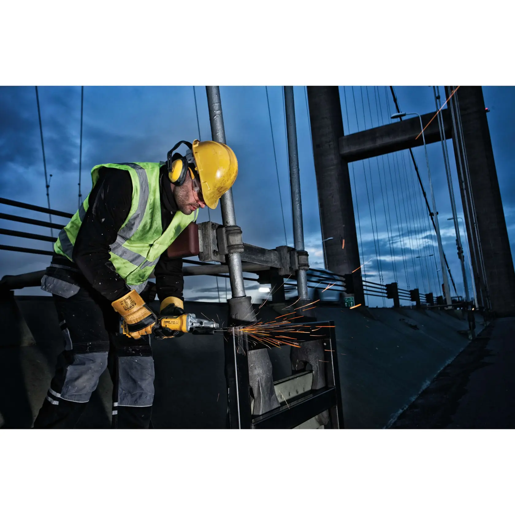 Grafik mit DEWALT XTREME Sub-Compact Series Branding und dem Slogan 'Kompakt und leistungsstark' auf gelbem Hintergrund.