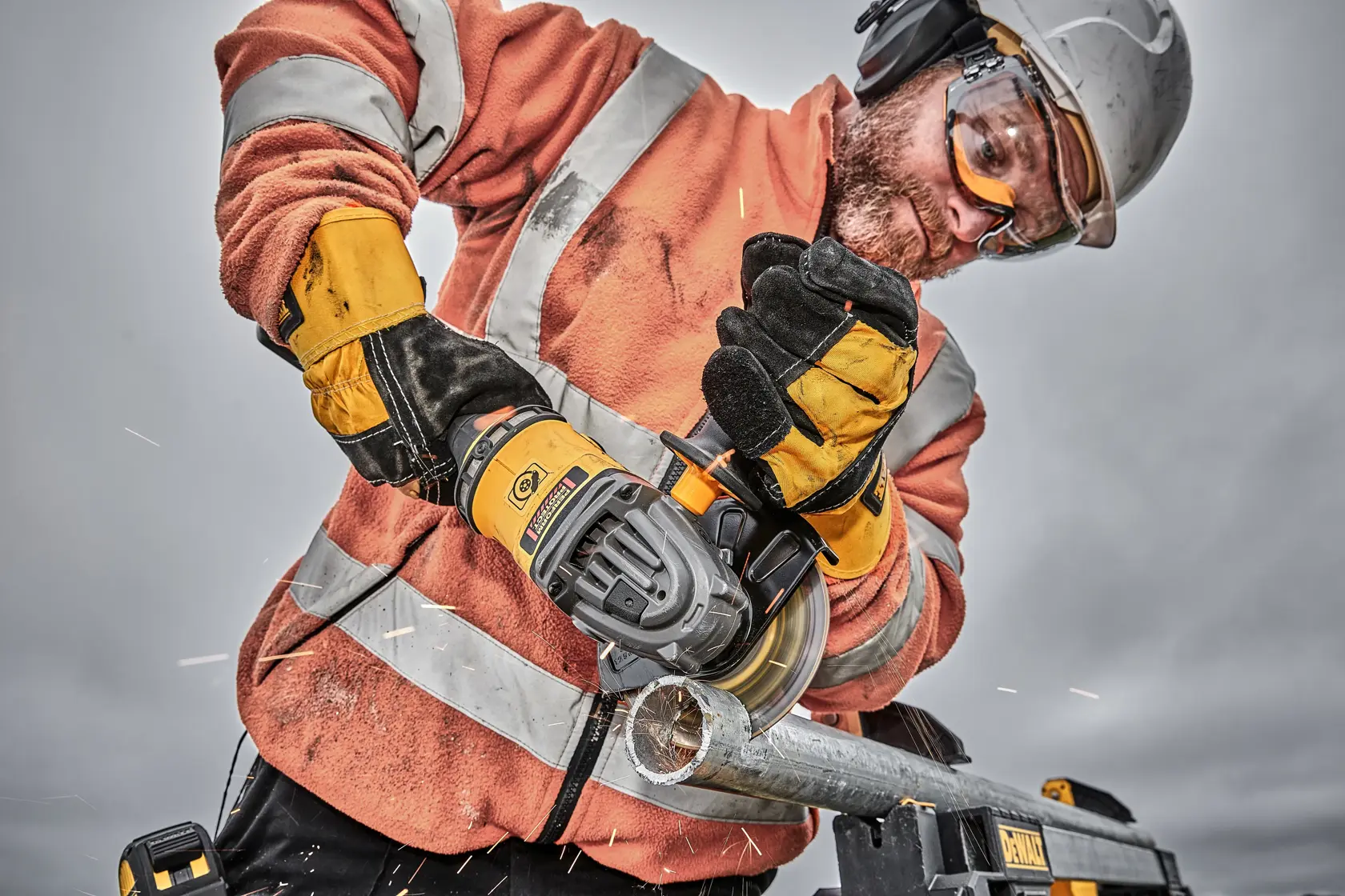 Graphique montrant la marque DEWALT XTREME Sub-Compact Series avec le slogan 'Compact et performance garantie' sur un fond jaune.