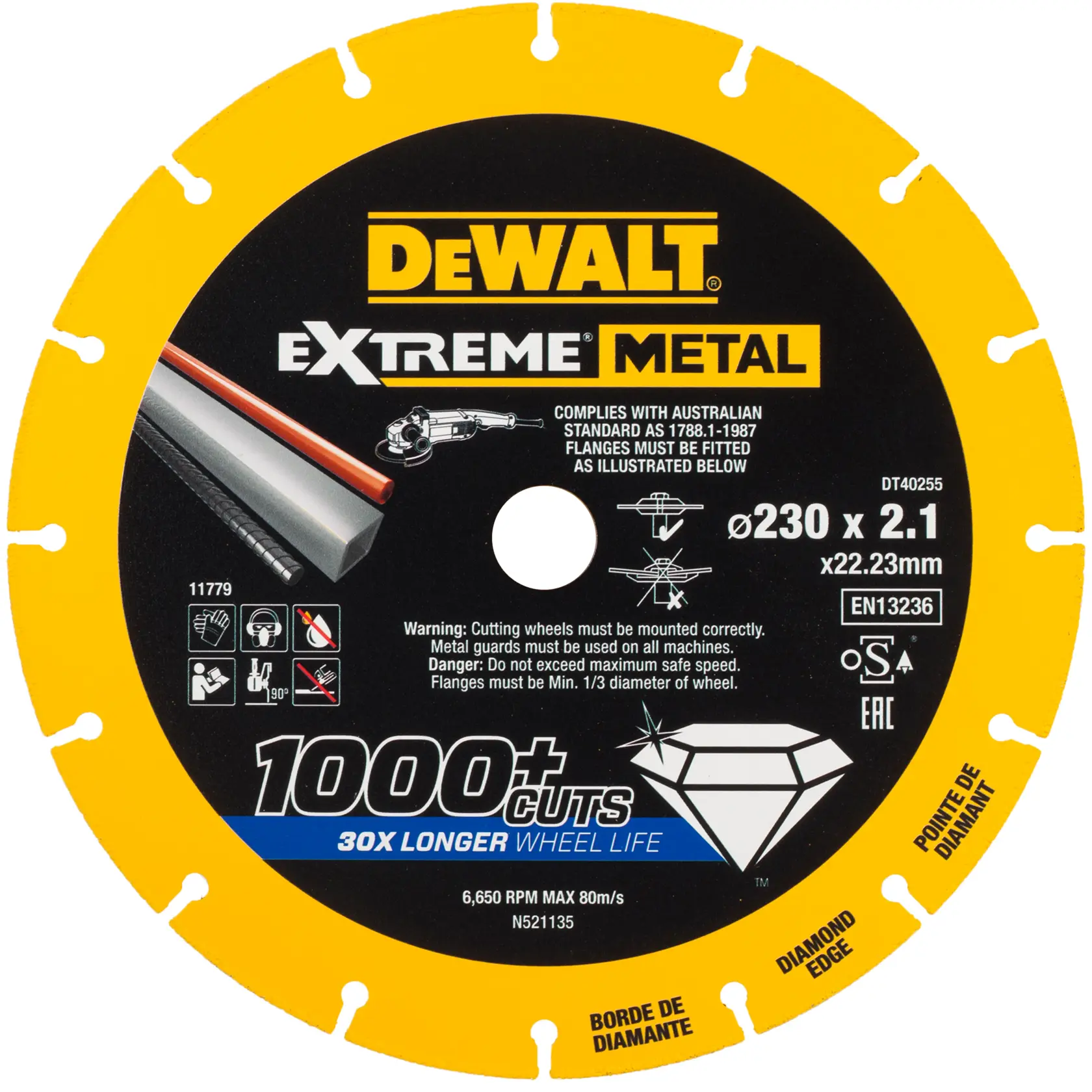 Bild einer DEWALT Extreme Metal Trennscheibe (DT40255), 230 mm Durchmesser mit Diamantrand. Die Scheibe ist gelb mit schwarzem Zentrum und weißem, gelbem und blauem Text. Entwickelt zum Schneiden von Metall, mit der Angabe '1000+ Schnitte' und '30x längere Lebensdauer'. Sicherheitswarnungen und Gebrauchsanweisungen sowie die Einhaltung australischer Normen sind aufgedruckt.