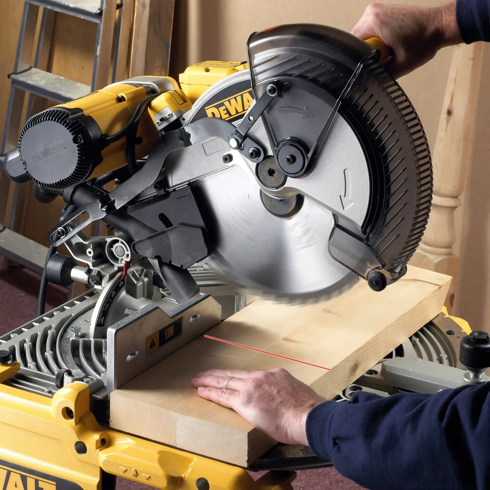Grafik mit DEWALT XTREME Sub-Compact Series Branding und dem Slogan 'Kompakt und leistungsstark' auf gelbem Hintergrund.