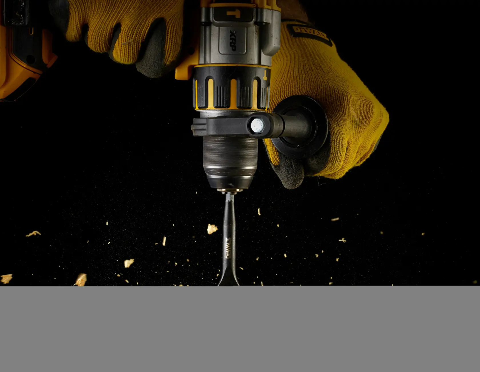 Gráfico mostrando a marca DEWALT XTREME Sub-Compact Series com o slogan 'Compacto e cheio de desempenho' em um fundo amarelo.