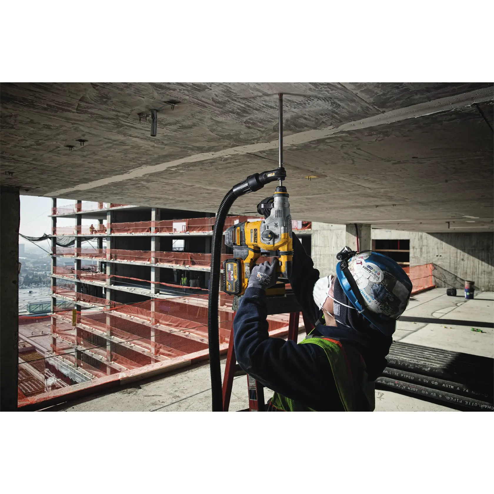 Grafik mit DEWALT XTREME Sub-Compact Series Branding und dem Slogan 'Kompakt und leistungsstark' auf gelbem Hintergrund.