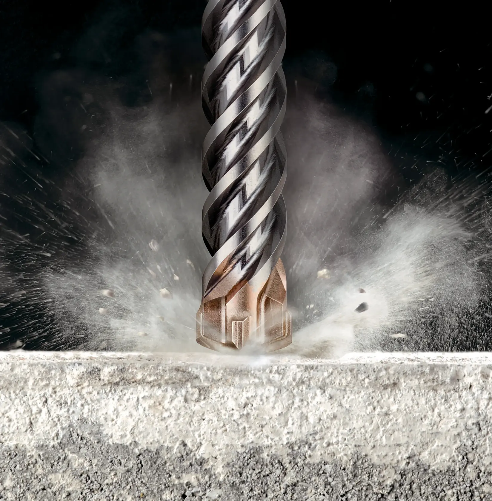 DEWALT Betonbohrer Nahaufnahme mit Staub, SKUs DT60820, DT60820-QZ, Kategorie Fotografie.