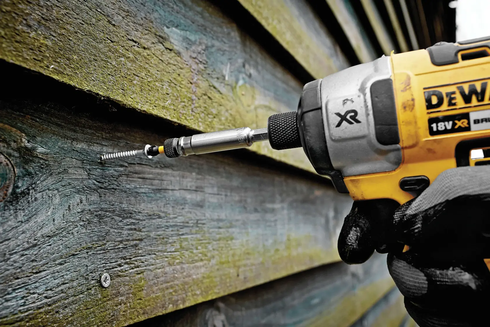 Grafik mit DEWALT XTREME Sub-Compact Series Branding und dem Slogan 'Kompakt und leistungsstark' auf gelbem Hintergrund.