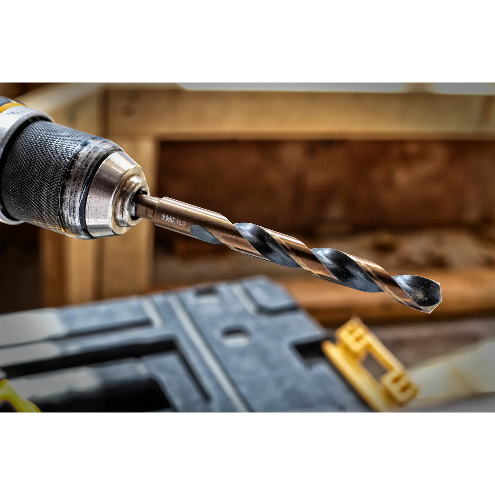 Nahaufnahme eines DEWALT-Bohrers an einer elektrischen Bohrmaschine in einer Werkstatt.