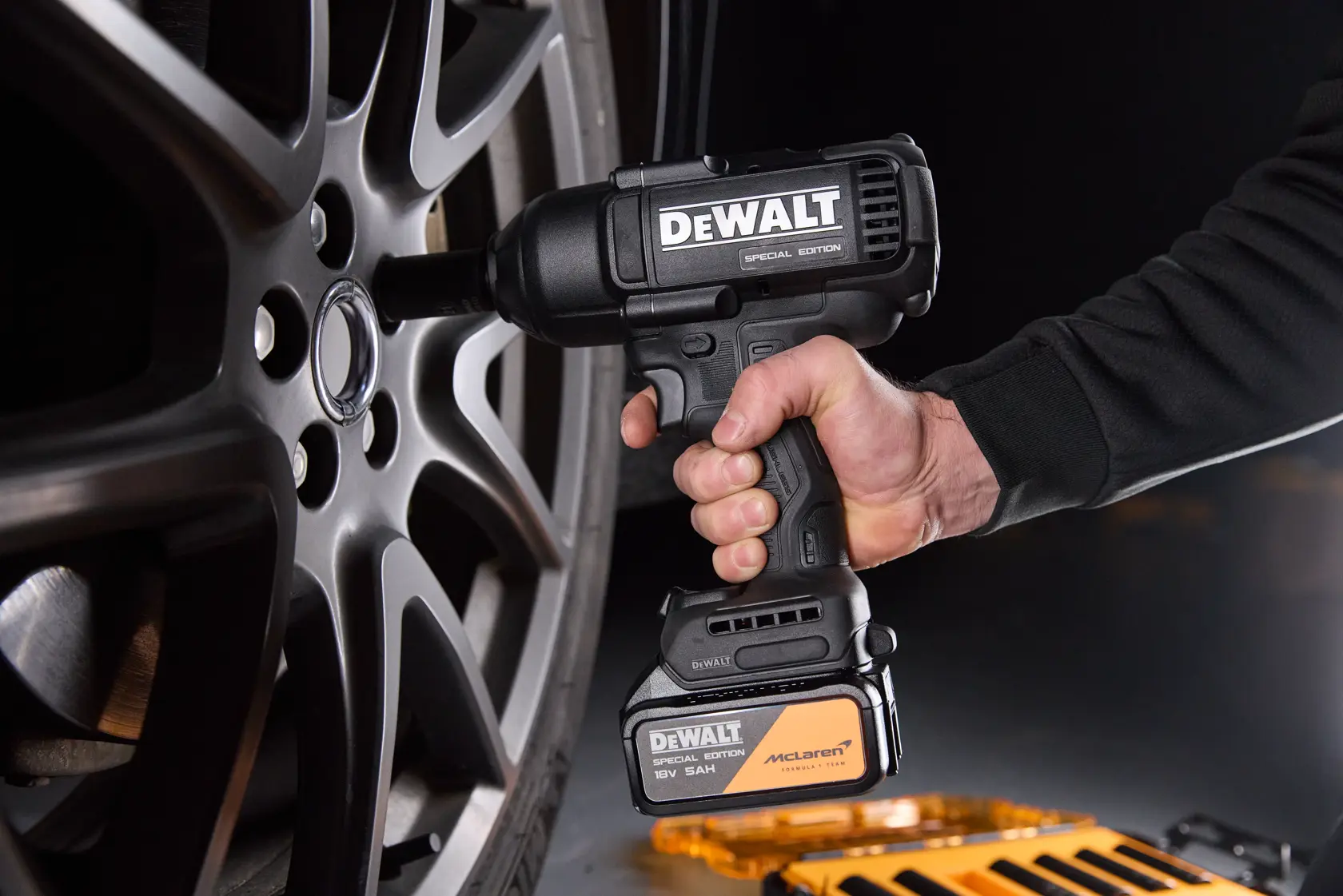 DEWALT DT70905-QZ, DT70905 herramienta inalámbrica en uso en rueda de coche. Edición especial, fotografía.