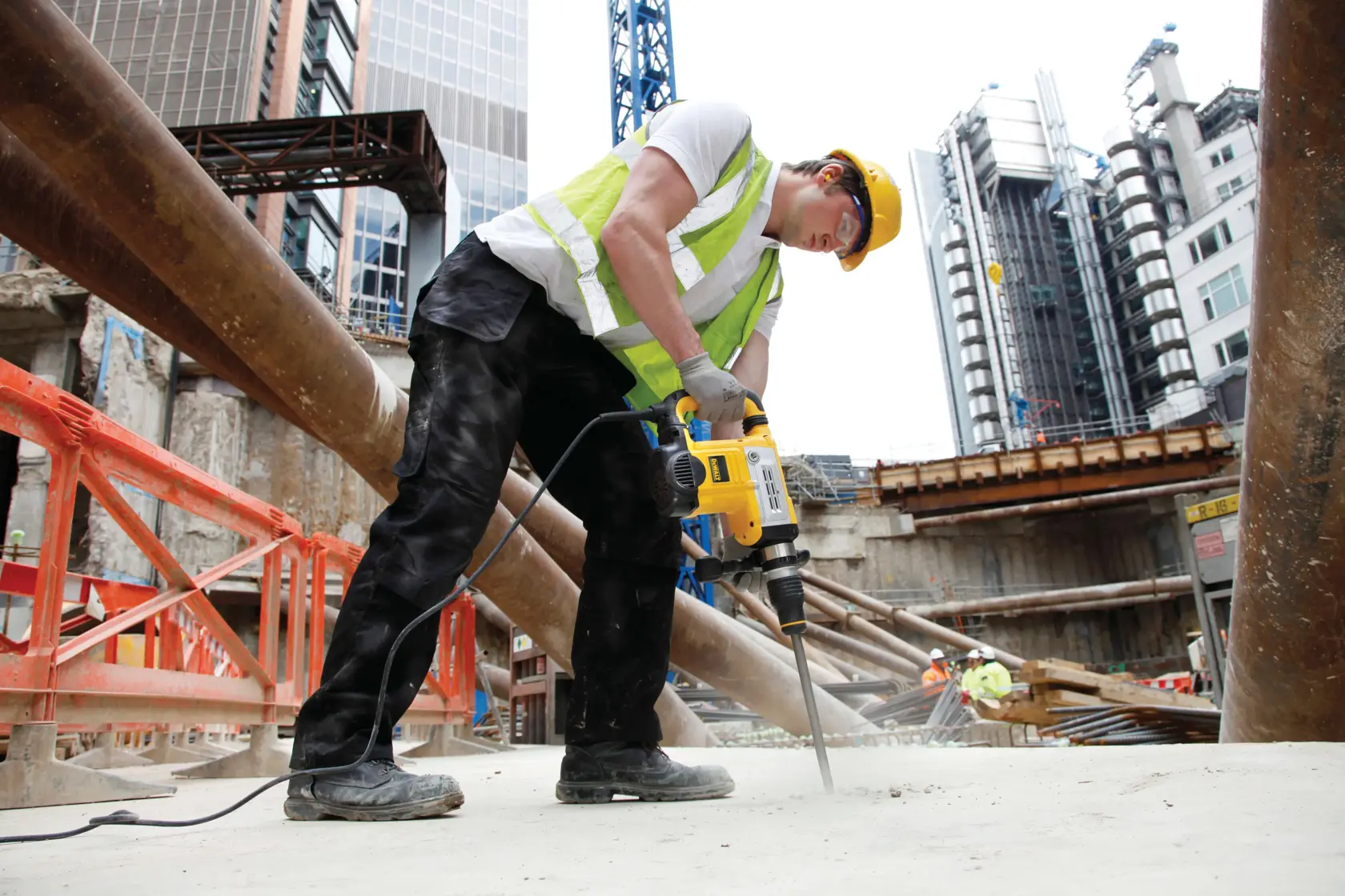 DEWALT DT8087, DT8087-QZ Bohrer am Bau, Arbeiter mit Schutzkleidung. Fotografie Kategorie.