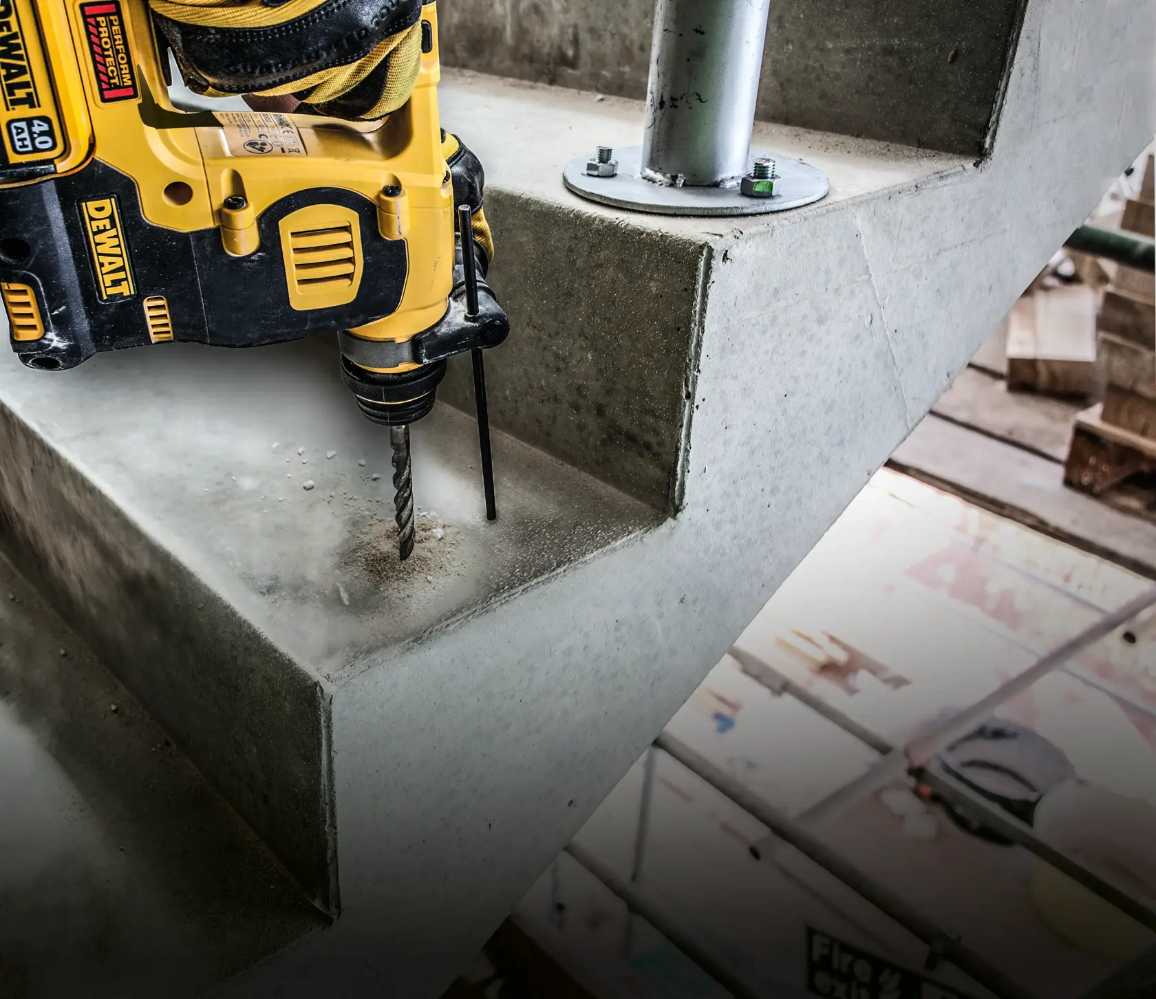 Taladro DEWALT perfora escalón de concreto en una obra de construcción.