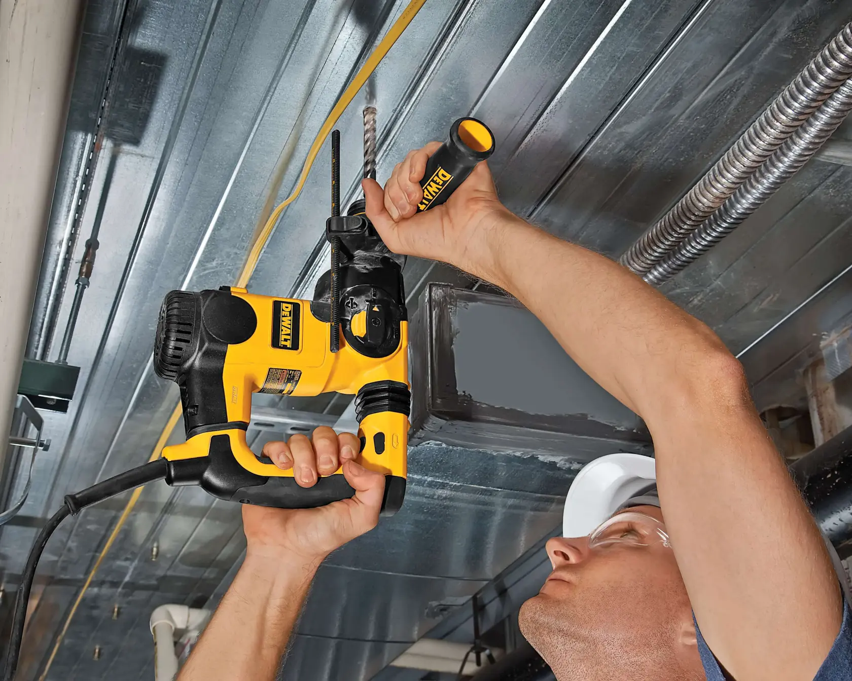 Grafik mit DEWALT XTREME Sub-Compact Series Branding und dem Slogan 'Kompakt und leistungsstark' auf gelbem Hintergrund.