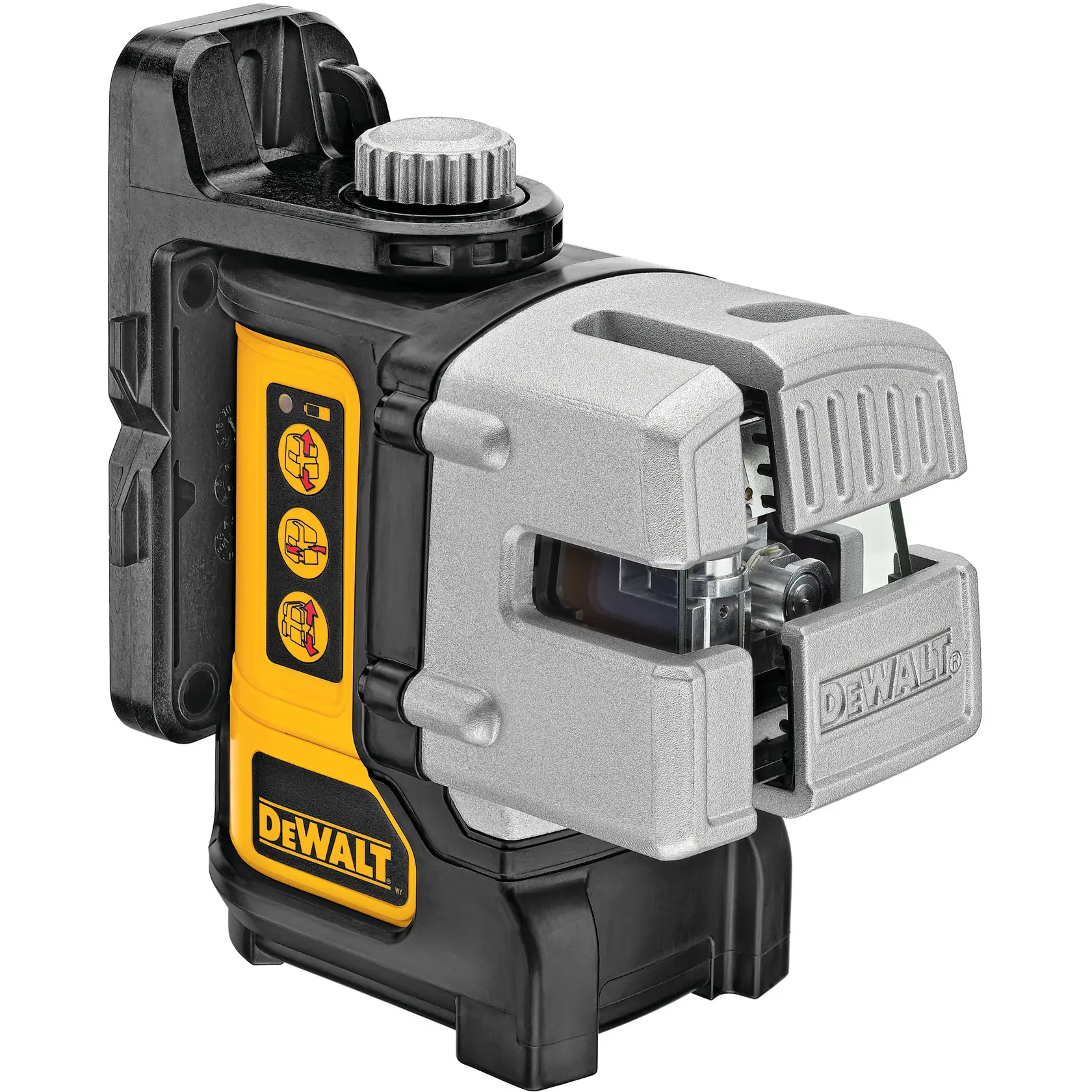 Ein DEWALT DW089K Laser-Nivellierer steht auf dem Boden einer Baustelle, während ein Arbeiter mit Schutzhelm und Werkzeuggürtel mit einem Maßband auf dem Boden misst. Im Hintergrund sind verschiedene Baumaschinen, Leitern und offene Deckenrohre zu sehen.