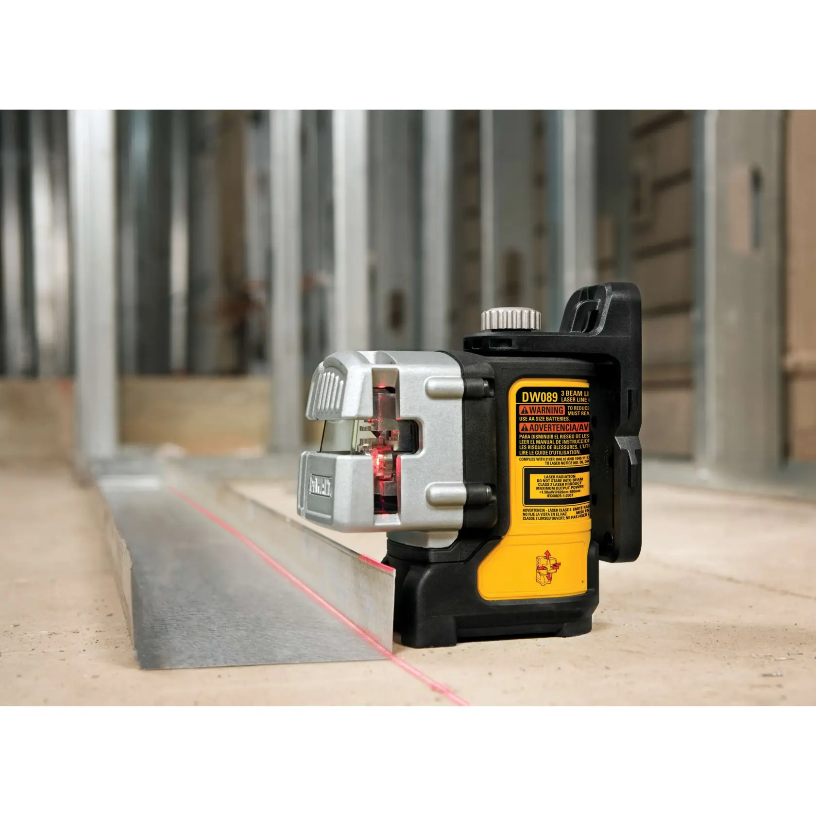 Kit niveau laser DEWALT DW089K avec un étui de transport noir, un appareil laser et un support de montage.