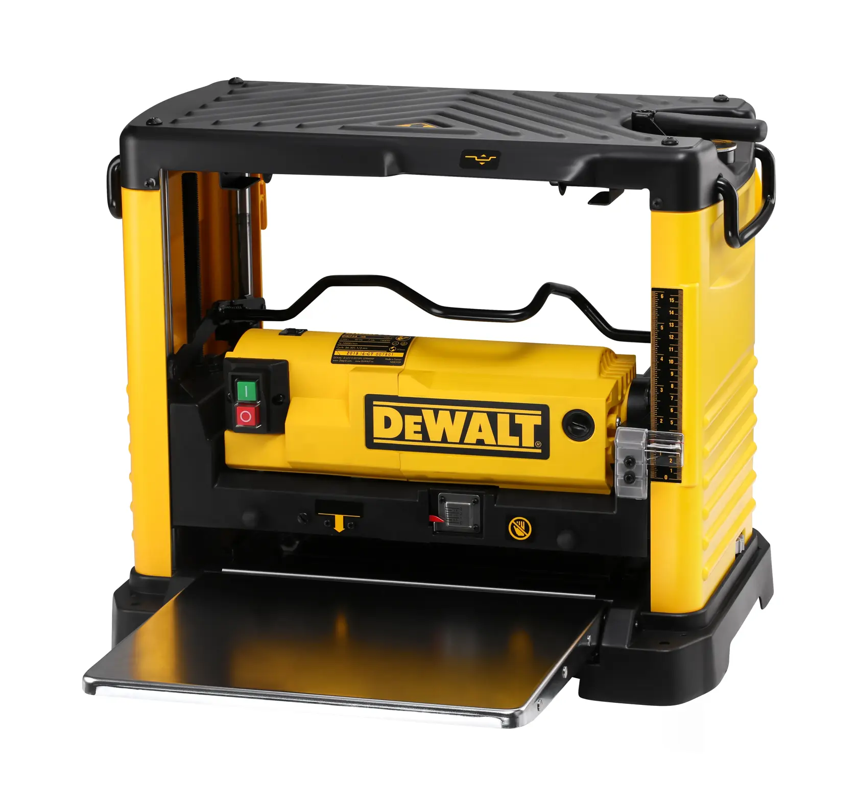 Ein DEWALT DW733 Tischhobel in Gelb und Schwarz, verwendet für Holzarbeiten. Der Hobel hat vorne einen flachen Metall-Zuführtisch und sichtbare Bedienelemente auf der linken Seite.