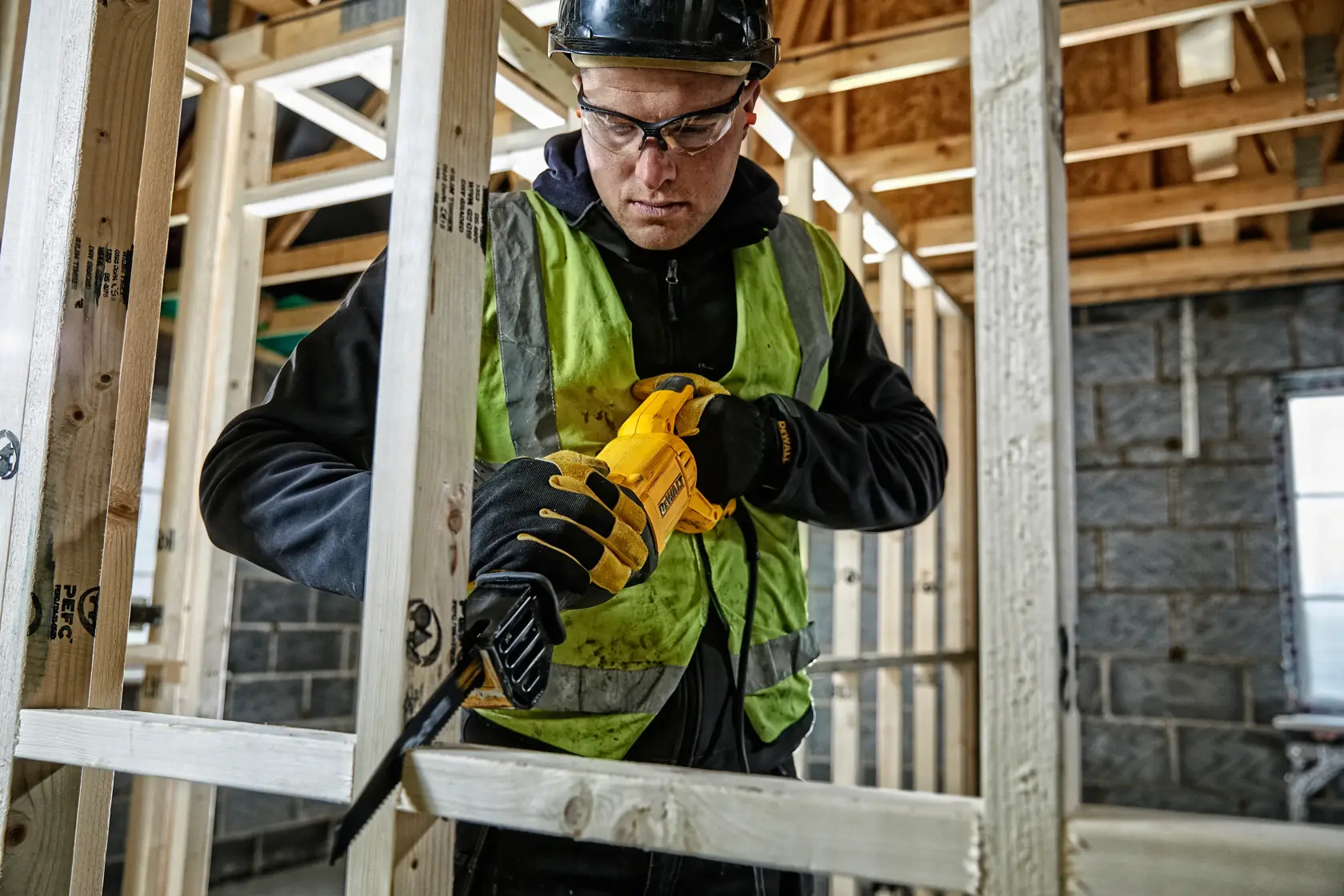 Eine DEWALT Säbelsäge in gelb-schwarzem Design, mit einem 1100-W-Motor für schwere Anwendungen, vor weißem Hintergrund mit Werbetext darunter.