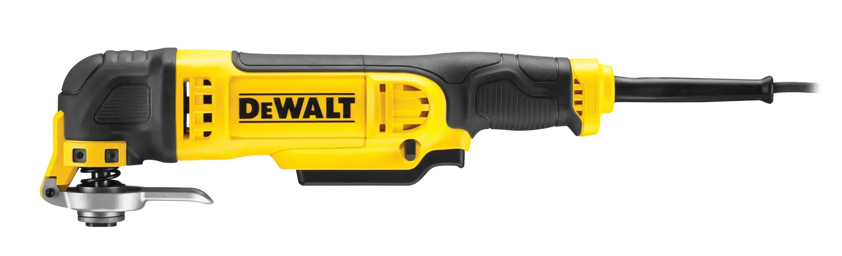 Eine Person mit Arbeitshandschuhen verwendet ein DEWALT DWE315 oszillierendes Multitool, um eine quadratische Kontur in einen Metallkanal zu schneiden. Das Werkzeug ist eingeschaltet und verfügt über ein eingebautes Licht für präzises Arbeiten. Das Bild befindet sich in einer industriellen Umgebung mit sichtbaren Rohren und Lüftungskanälen.