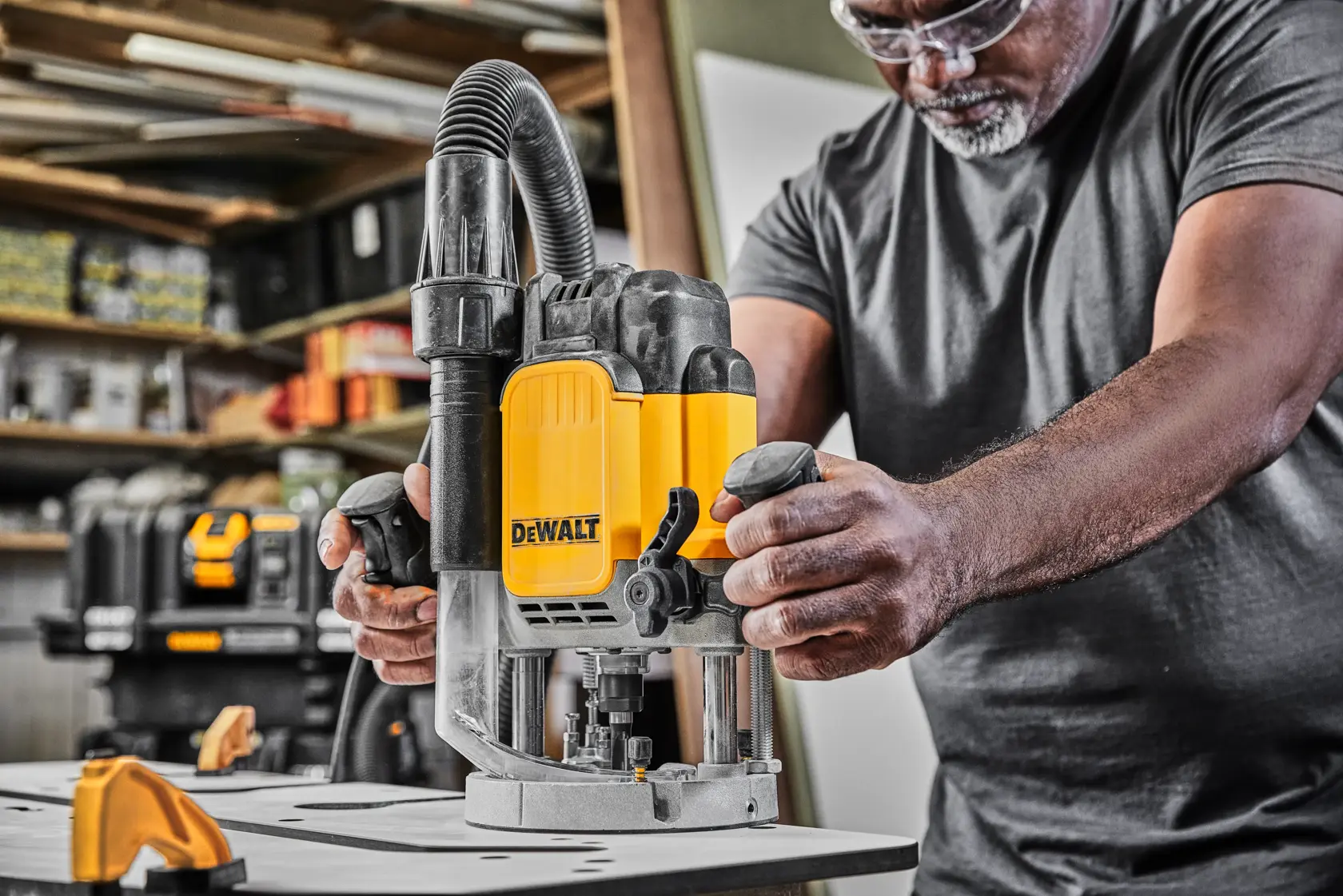 DEWALT DWE625-QS, DWE625 Fräse im Einsatz in Werkstatt, Produktkategorie Fotografie.